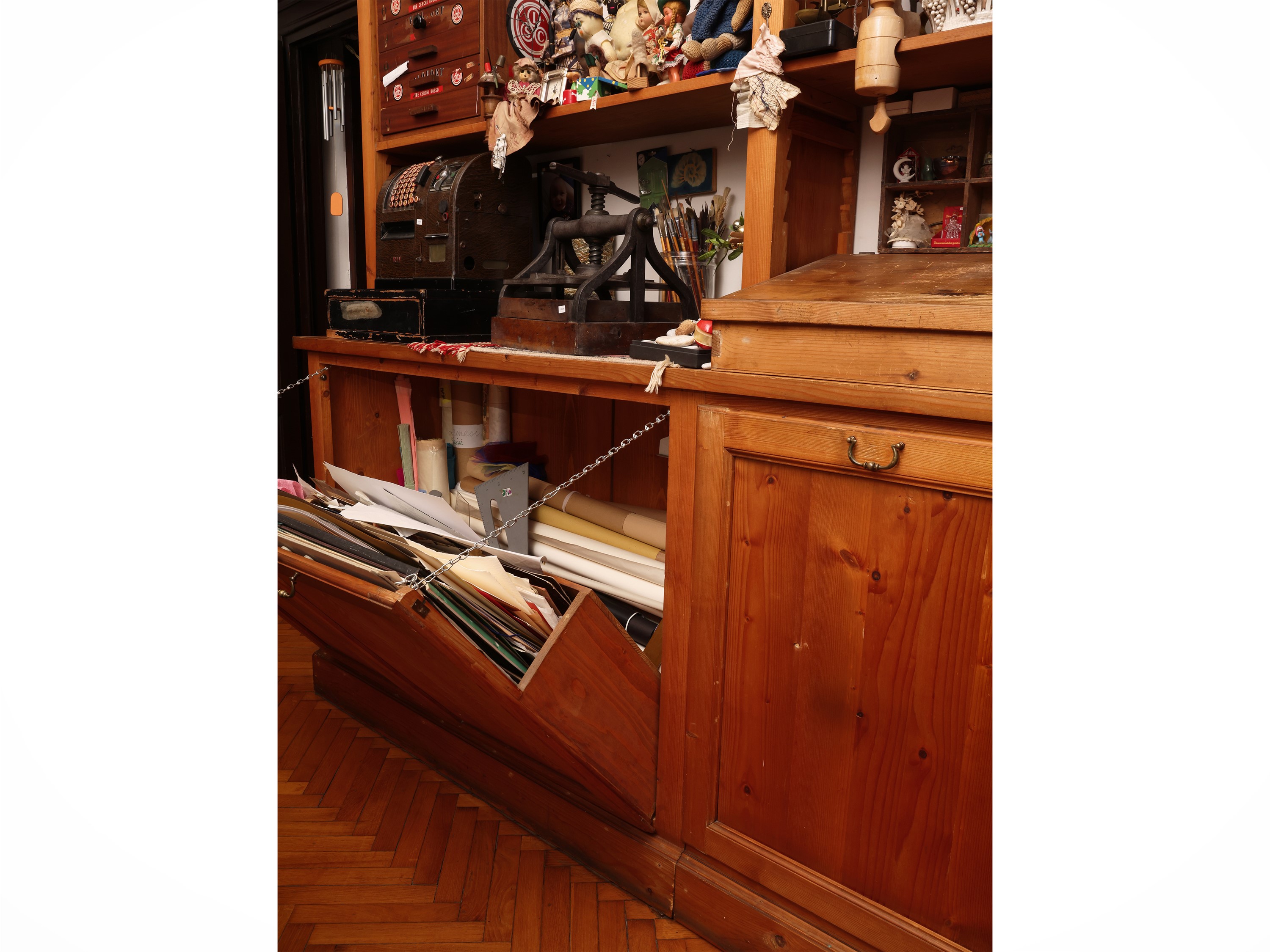 Grande libreria in legno tenero a due corpi con sportelli, cassetto e piani regolabili