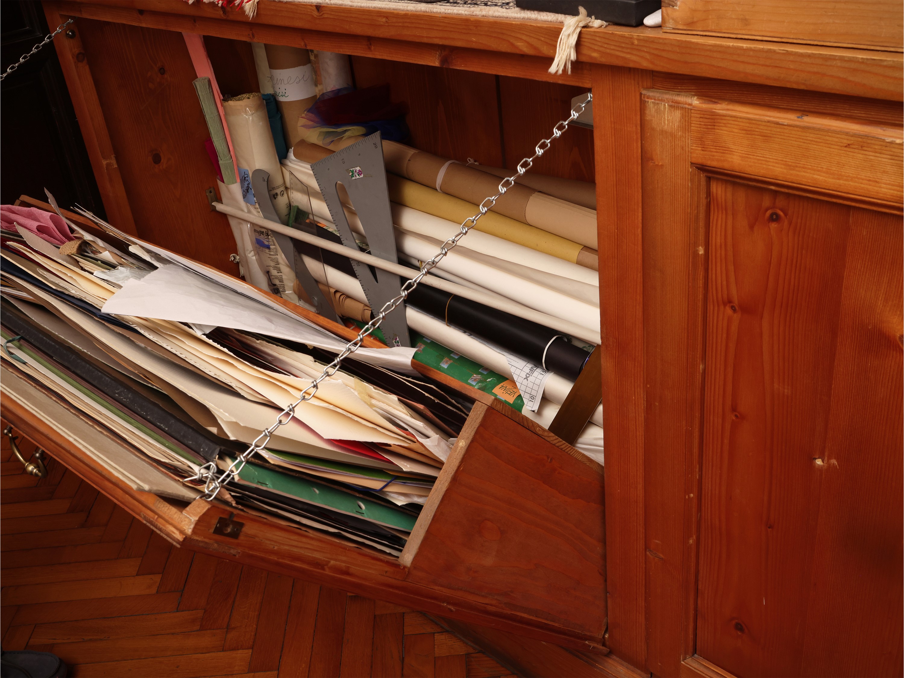 Grande libreria in legno tenero a due corpi con sportelli, cassetto e piani regolabili