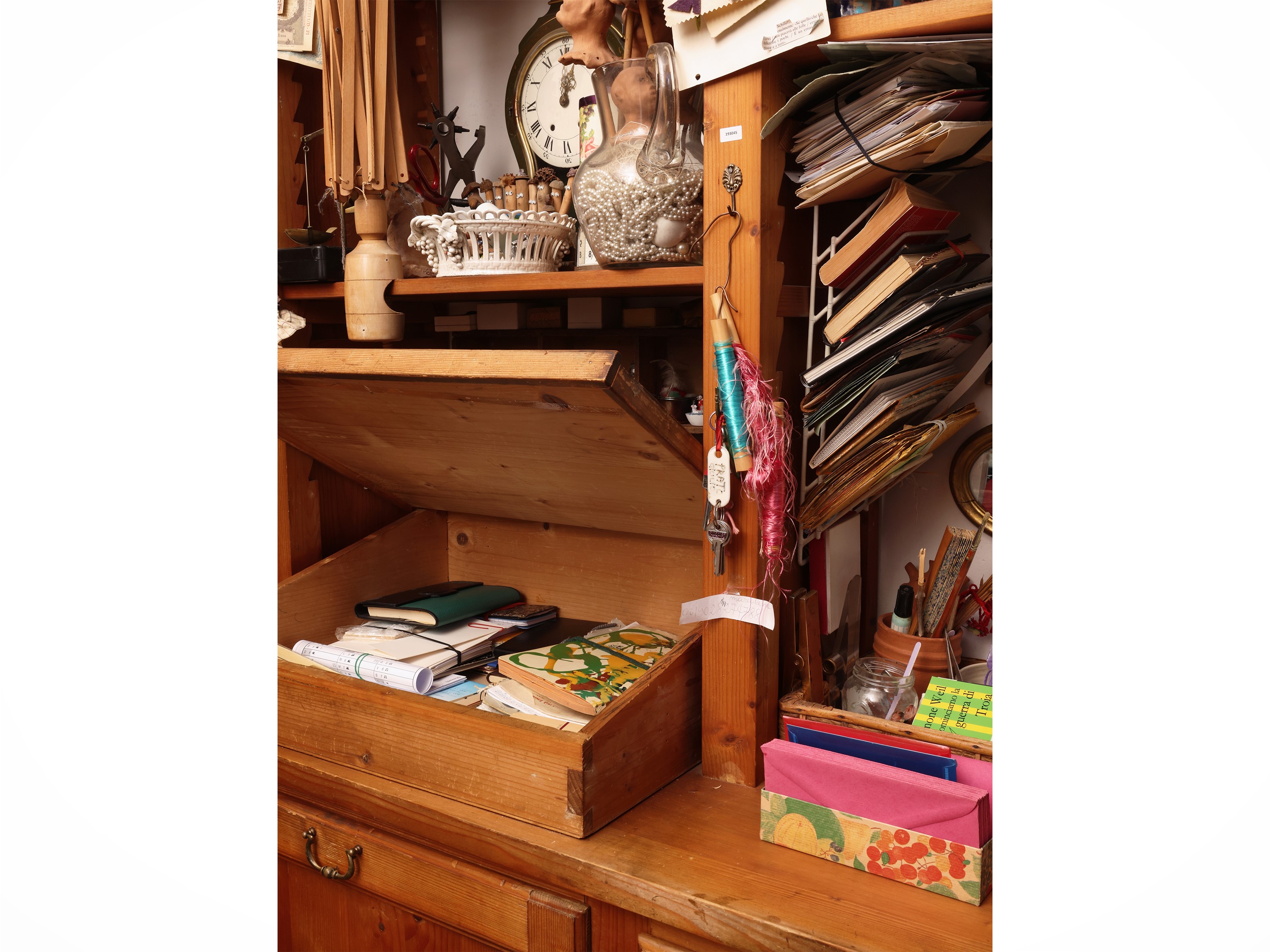 Grande libreria in legno tenero a due corpi con sportelli, cassetto e piani regolabili