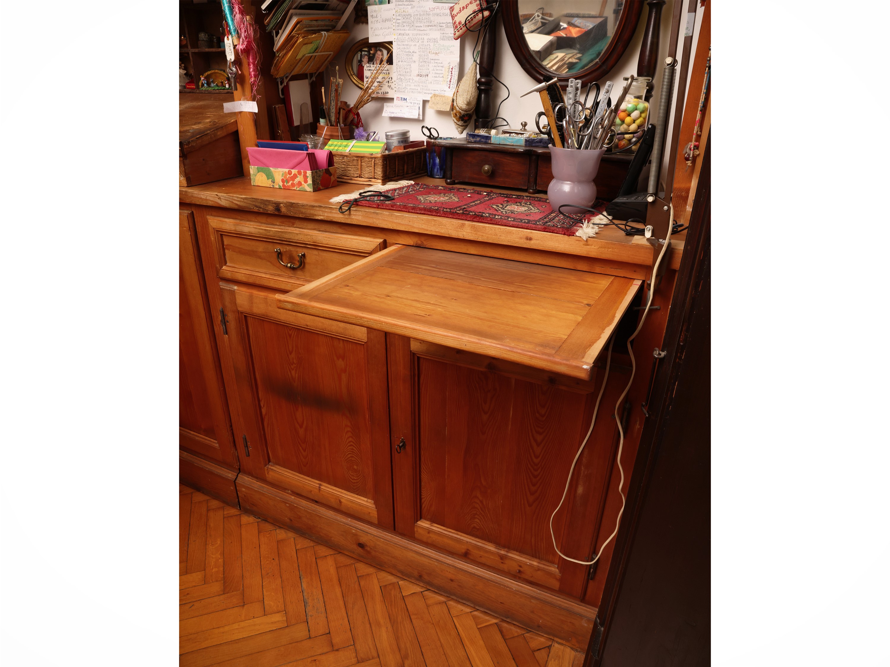 Grande libreria in legno tenero a due corpi con sportelli, cassetto e piani regolabili