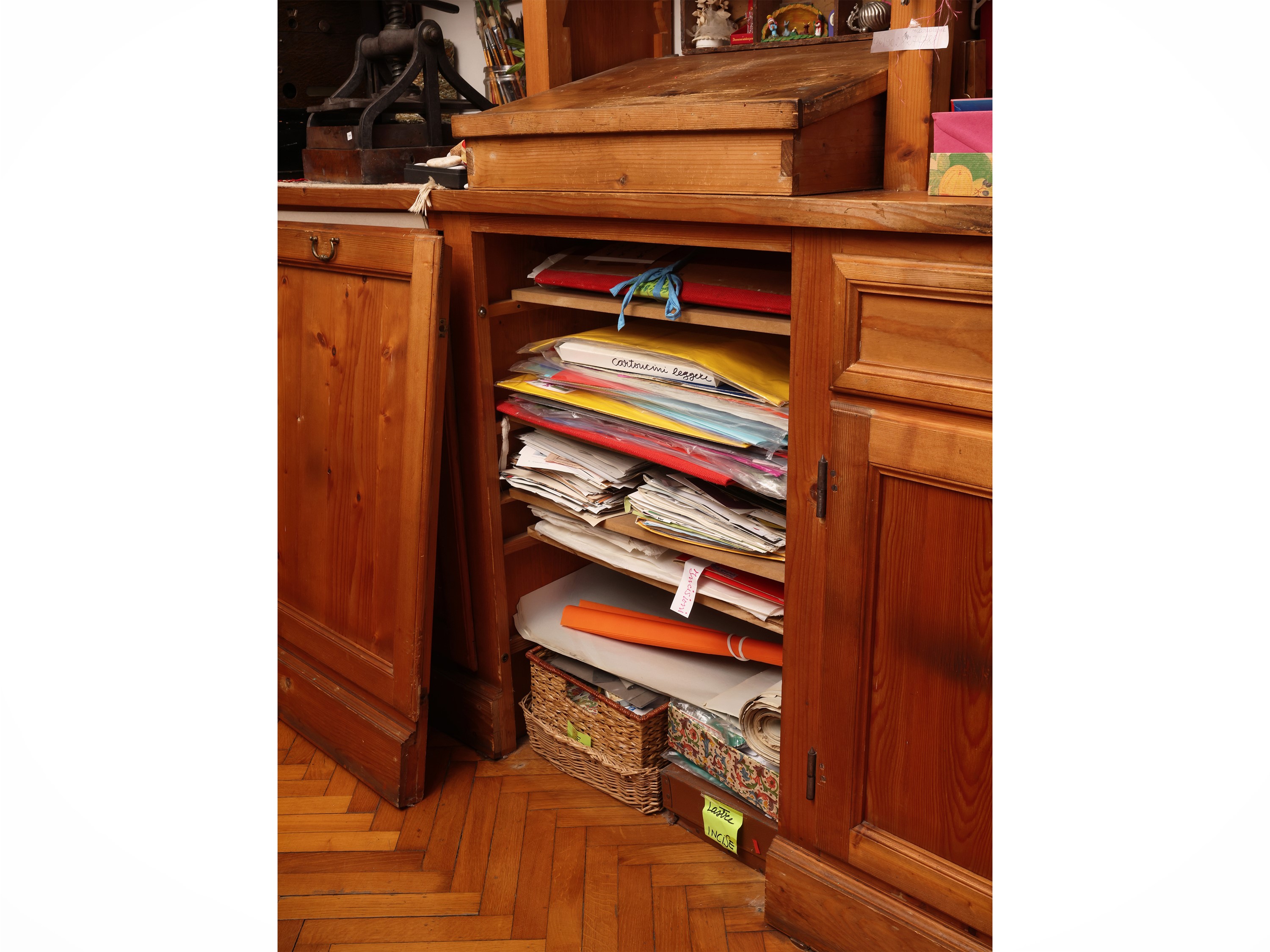 Grande libreria in legno tenero a due corpi con sportelli, cassetto e piani regolabili