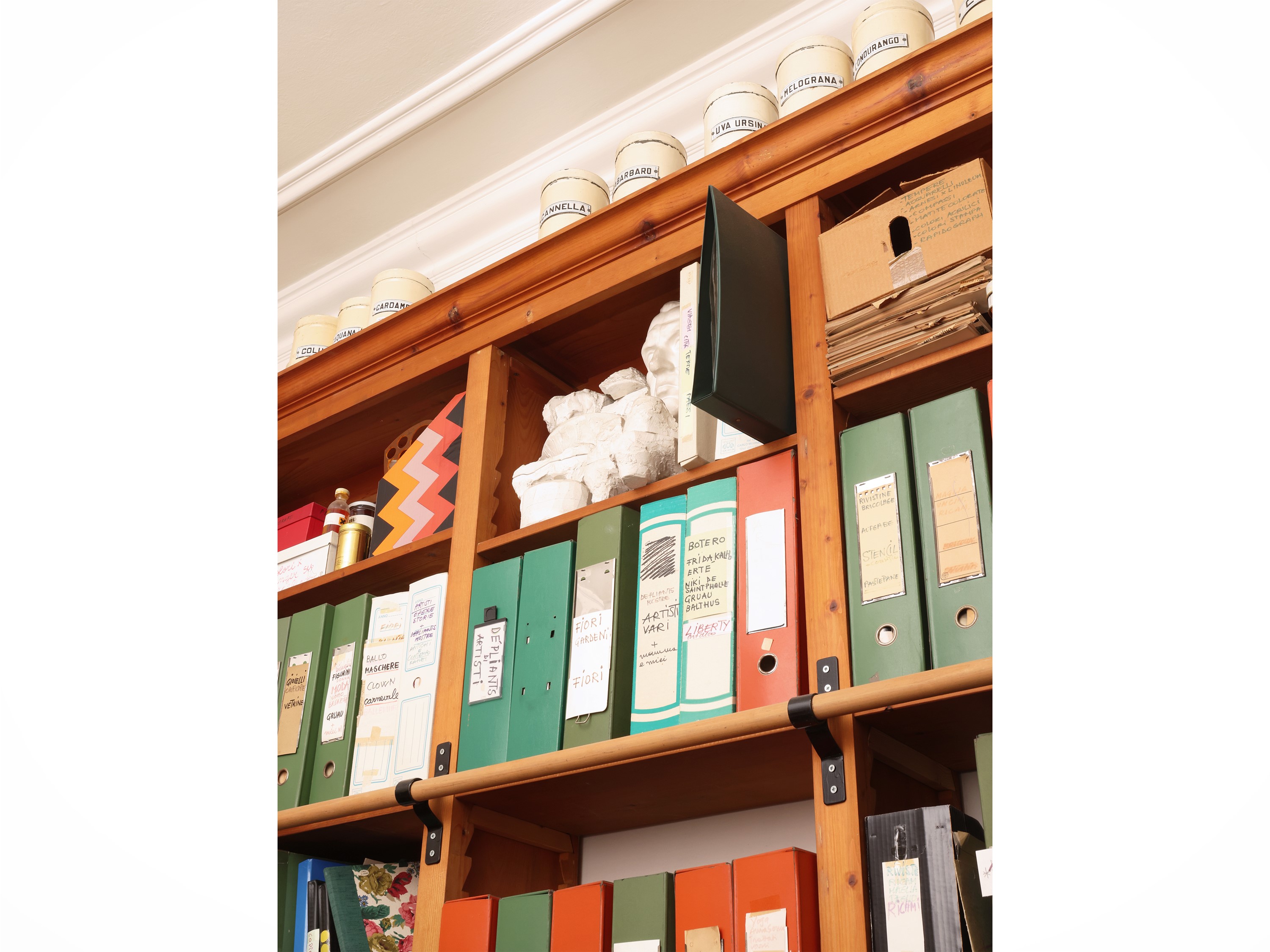 Grande libreria in legno tenero a due corpi con sportelli, cassetto e piani regolabili