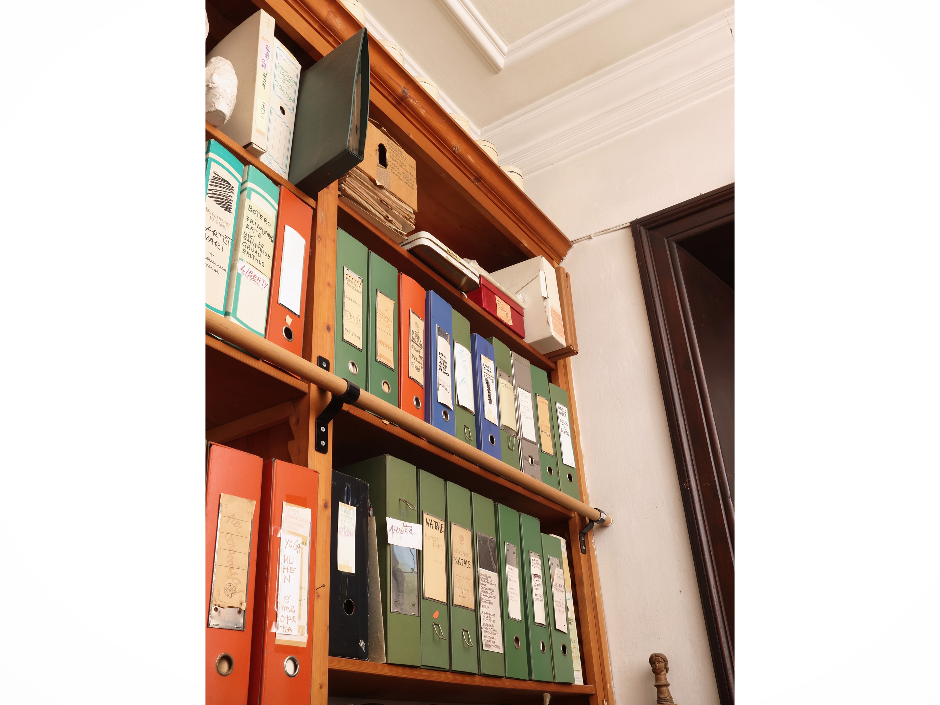 Grande libreria in legno tenero a due corpi con sportelli, cassetto e piani regolabili
