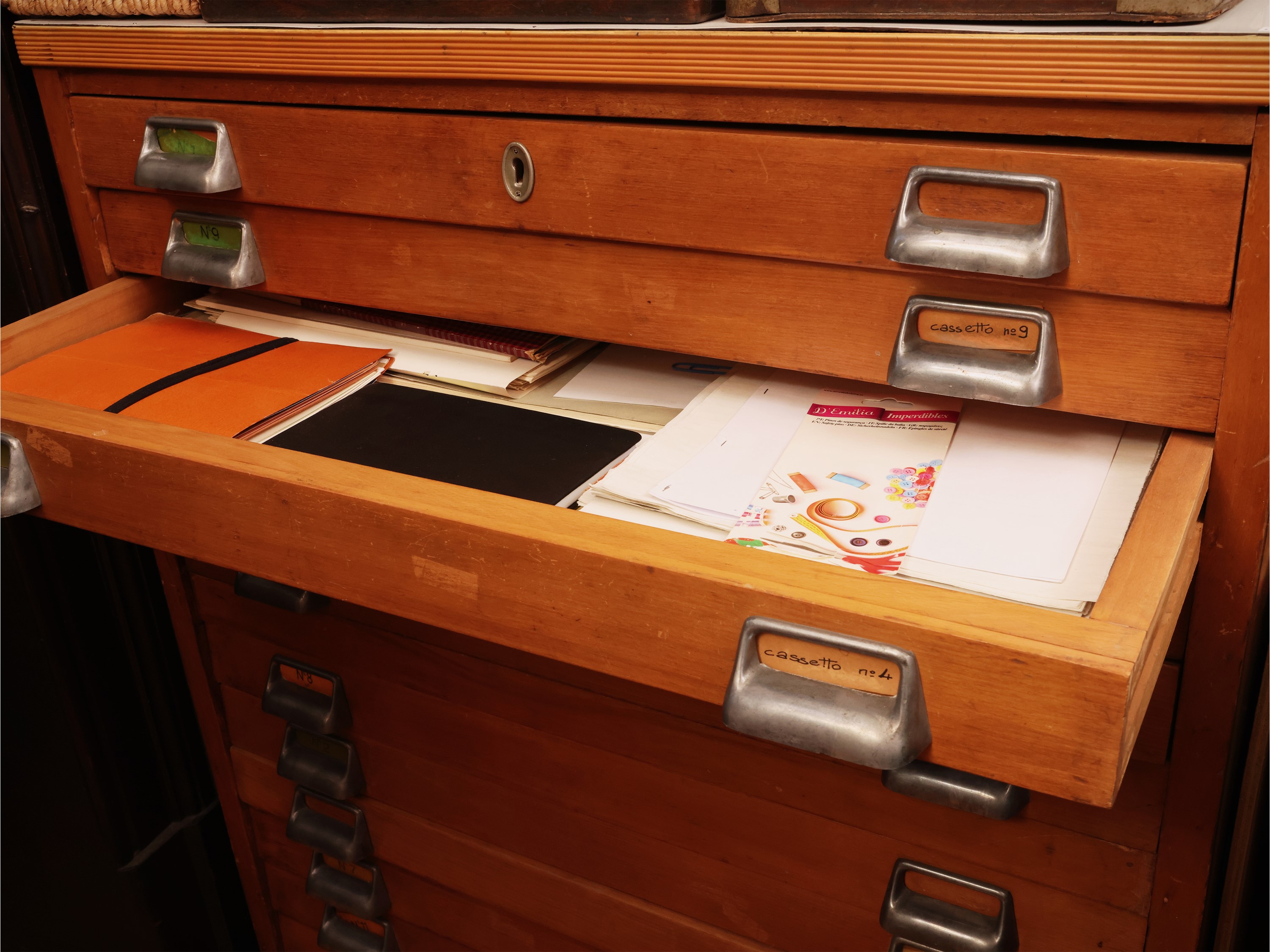 Grande cassettiera da disegno, piano rettangolare e dodici cassetti frontali