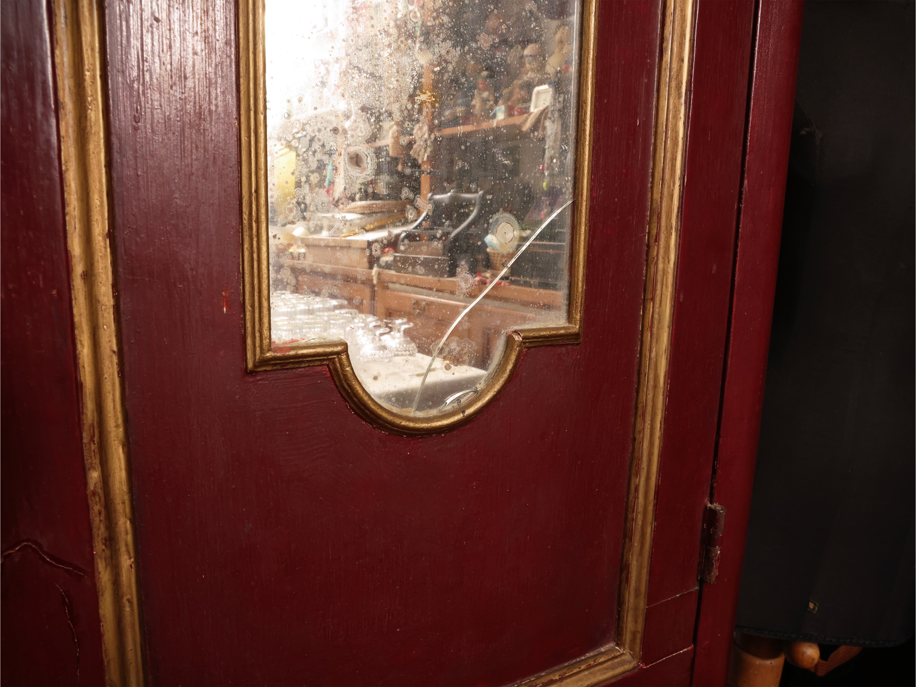 Francia, XIX secolo, Piccolo cassettone con alzata in legno dolce e decorazione a specchi