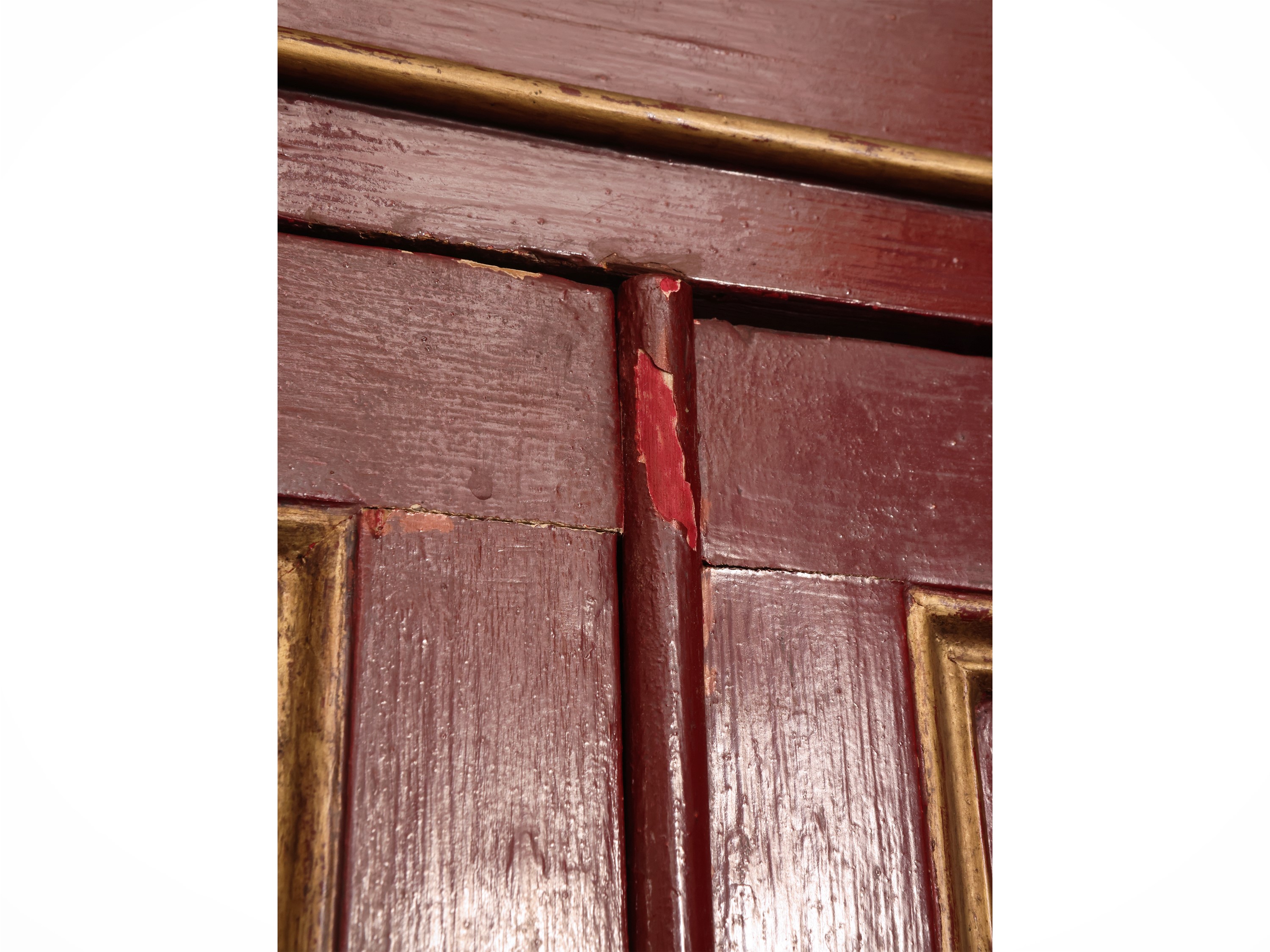 Francia, XIX secolo, Piccolo cassettone con alzata in legno dolce e decorazione a specchi