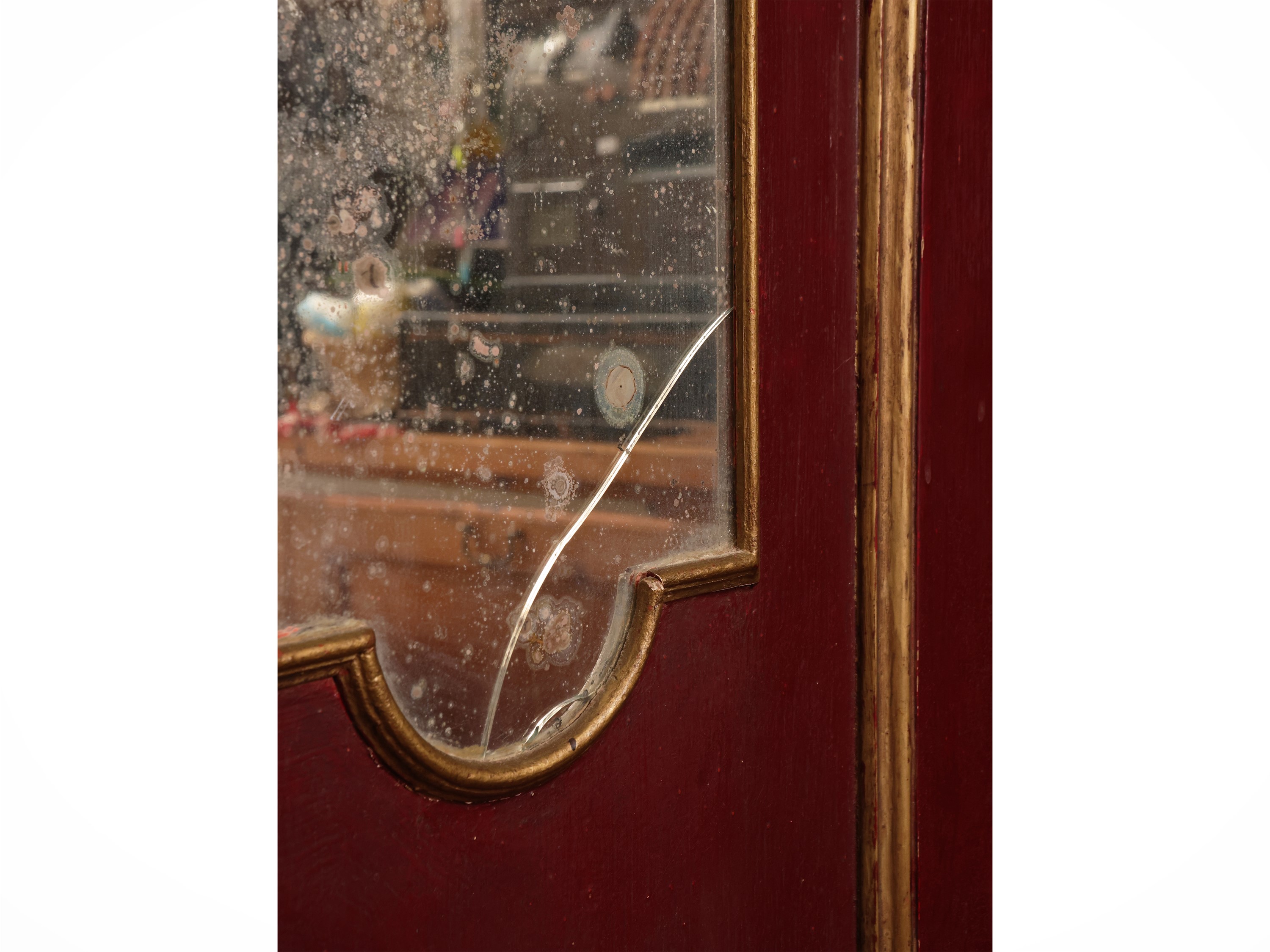Francia, XIX secolo, Piccolo cassettone con alzata in legno dolce e decorazione a specchi