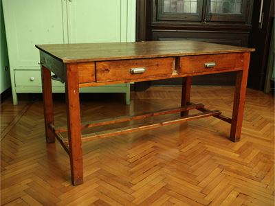 Tavolo in legno dolce, piano rettangolare con due cassetti e struttura con gambe quadrangolari
