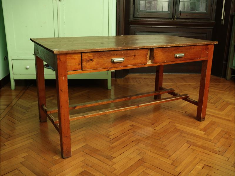 Tavolo in legno dolce, piano rettangolare con due cassetti e struttura con gambe quadrangolari
