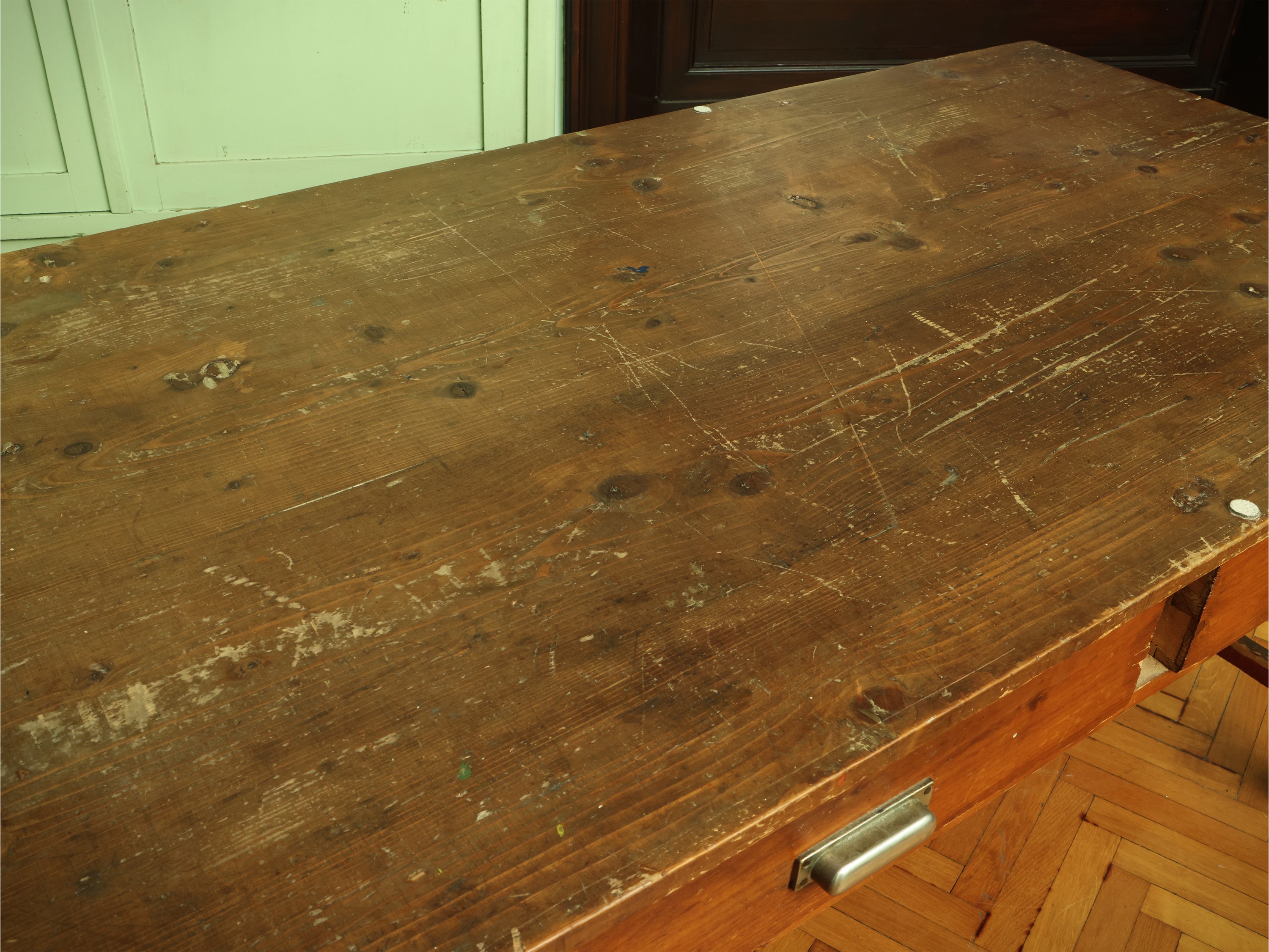 Tavolo in legno dolce, piano rettangolare con due cassetti e struttura con gambe quadrangolari