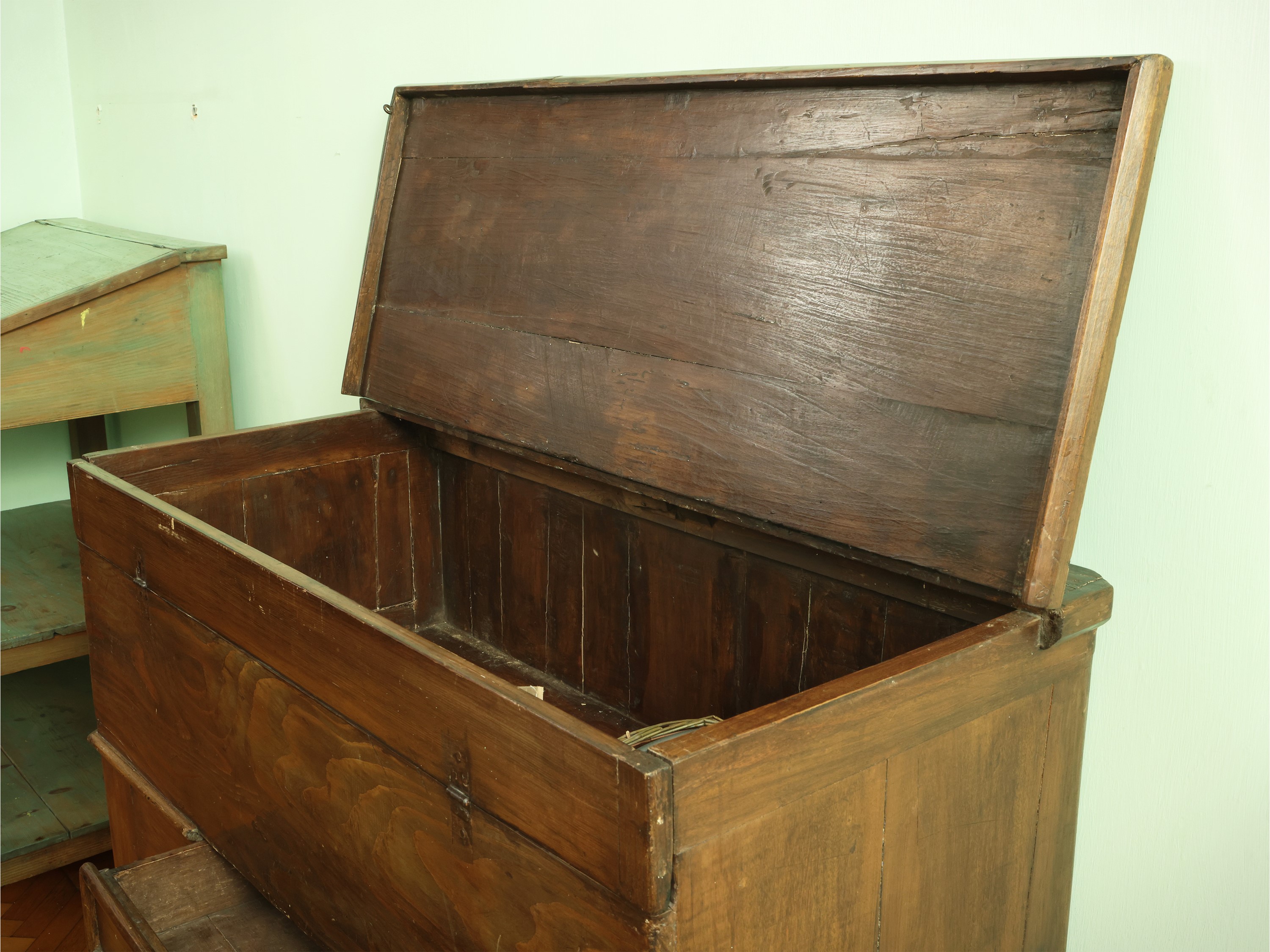 Madia da pane, gattice con patina bionda, piano superiore alzabile