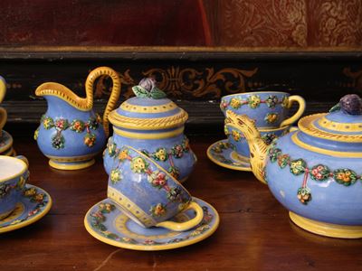 Fantechi, Servizio da tè in maiolica policroma (teiera, lattiera, zuccheriera e sei tazze con pia...