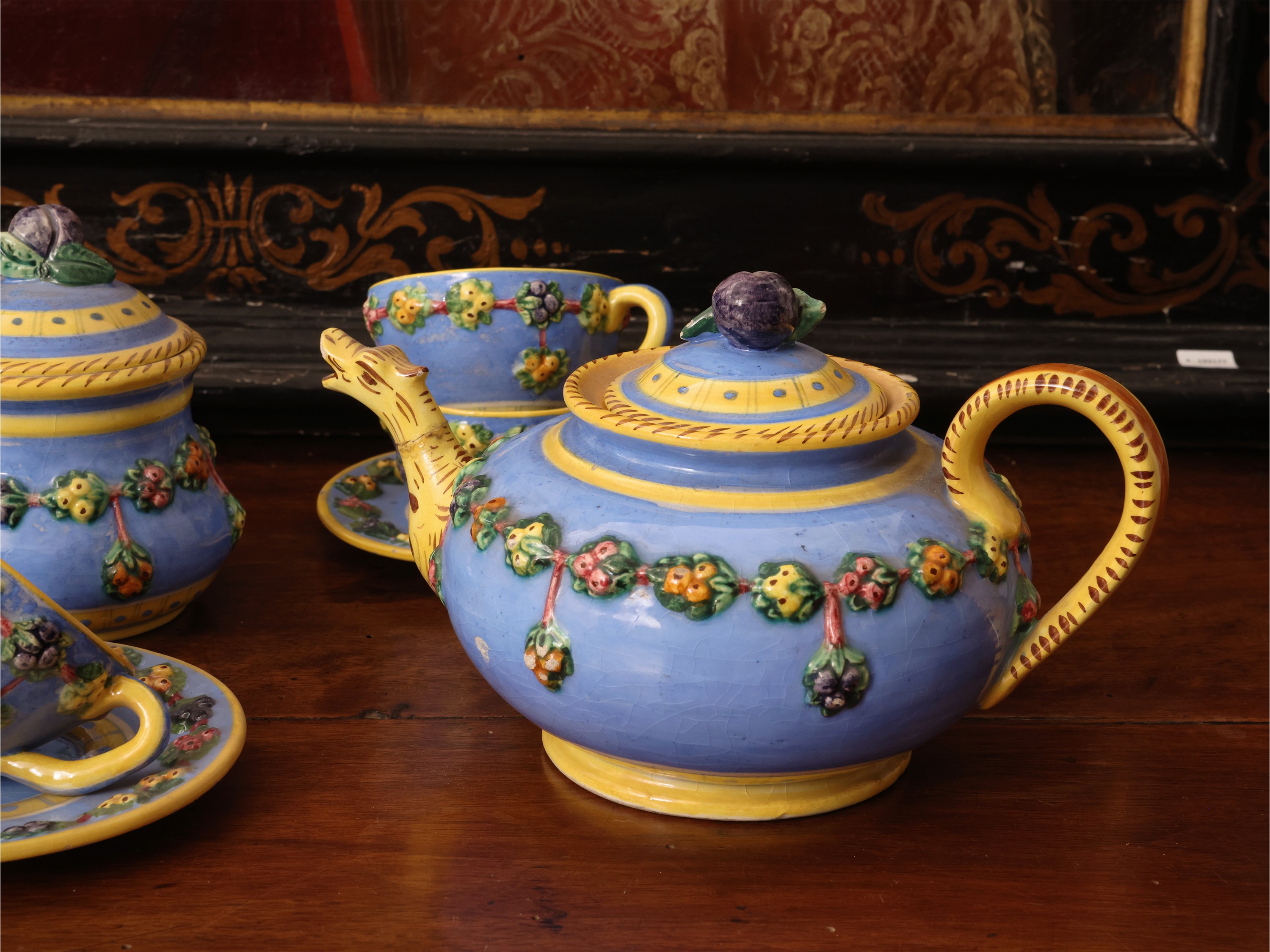 Fantechi, Servizio da tè in maiolica policroma (teiera, lattiera, zuccheriera e sei tazze con pia...