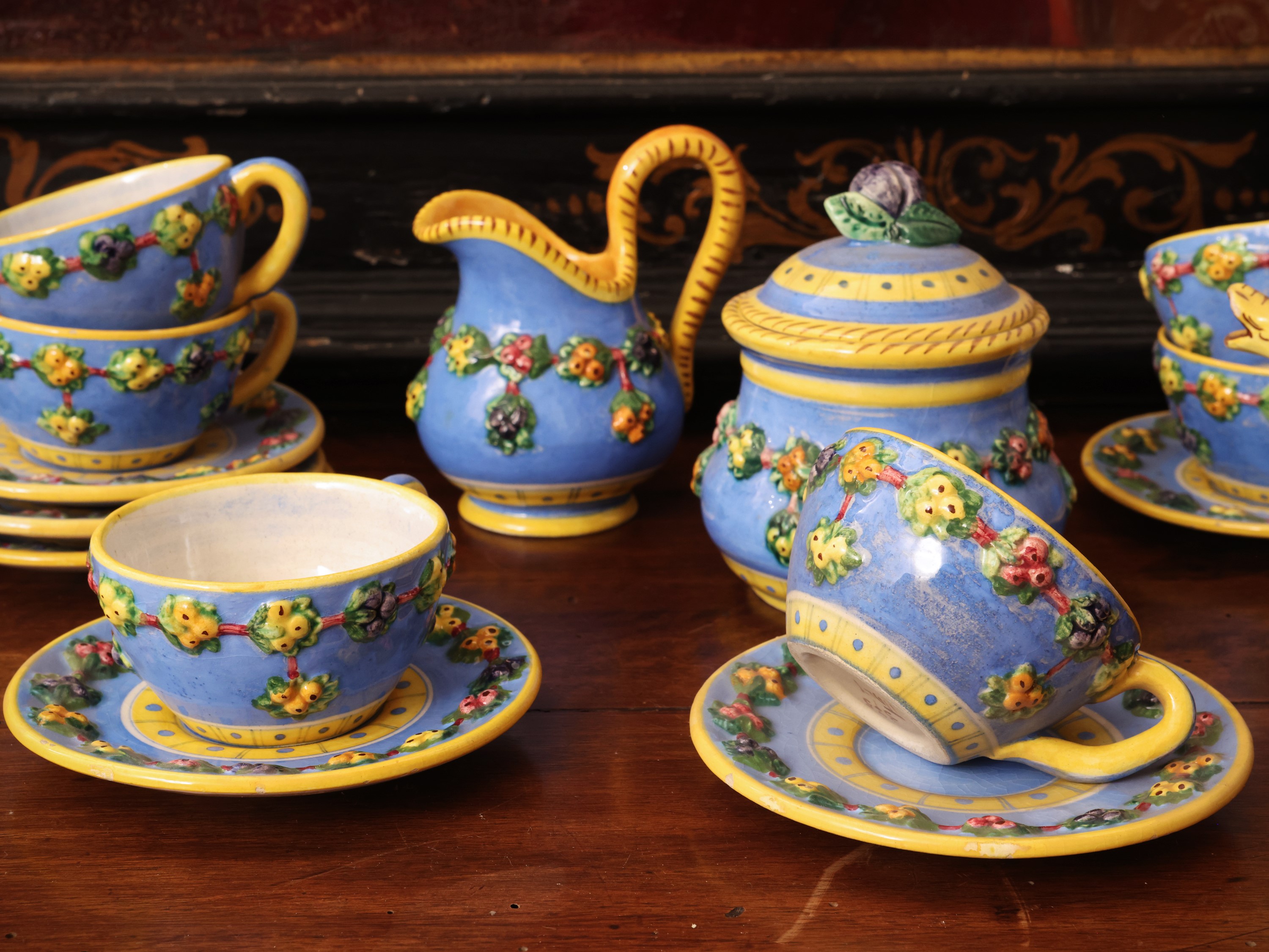 Fantechi, Servizio da tè in maiolica policroma (teiera, lattiera, zuccheriera e sei tazze con pia...