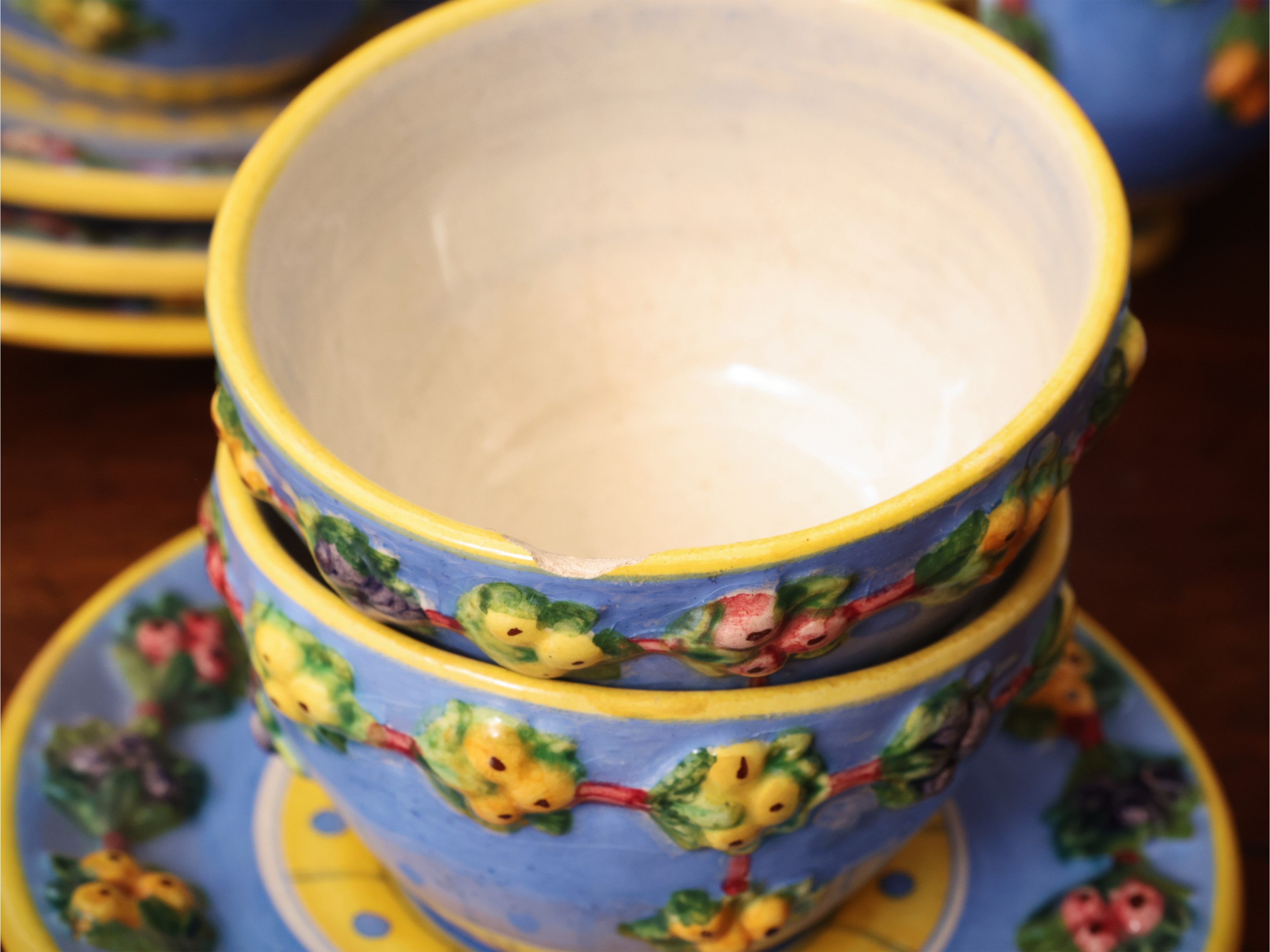 Fantechi, Servizio da tè in maiolica policroma (teiera, lattiera, zuccheriera e sei tazze con pia...