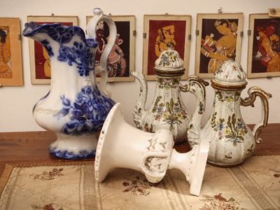 Inghilterra, XIX secolo, Lotto di curiosità in terraglia e maiolica policroma (bacile, caraffa, c...
