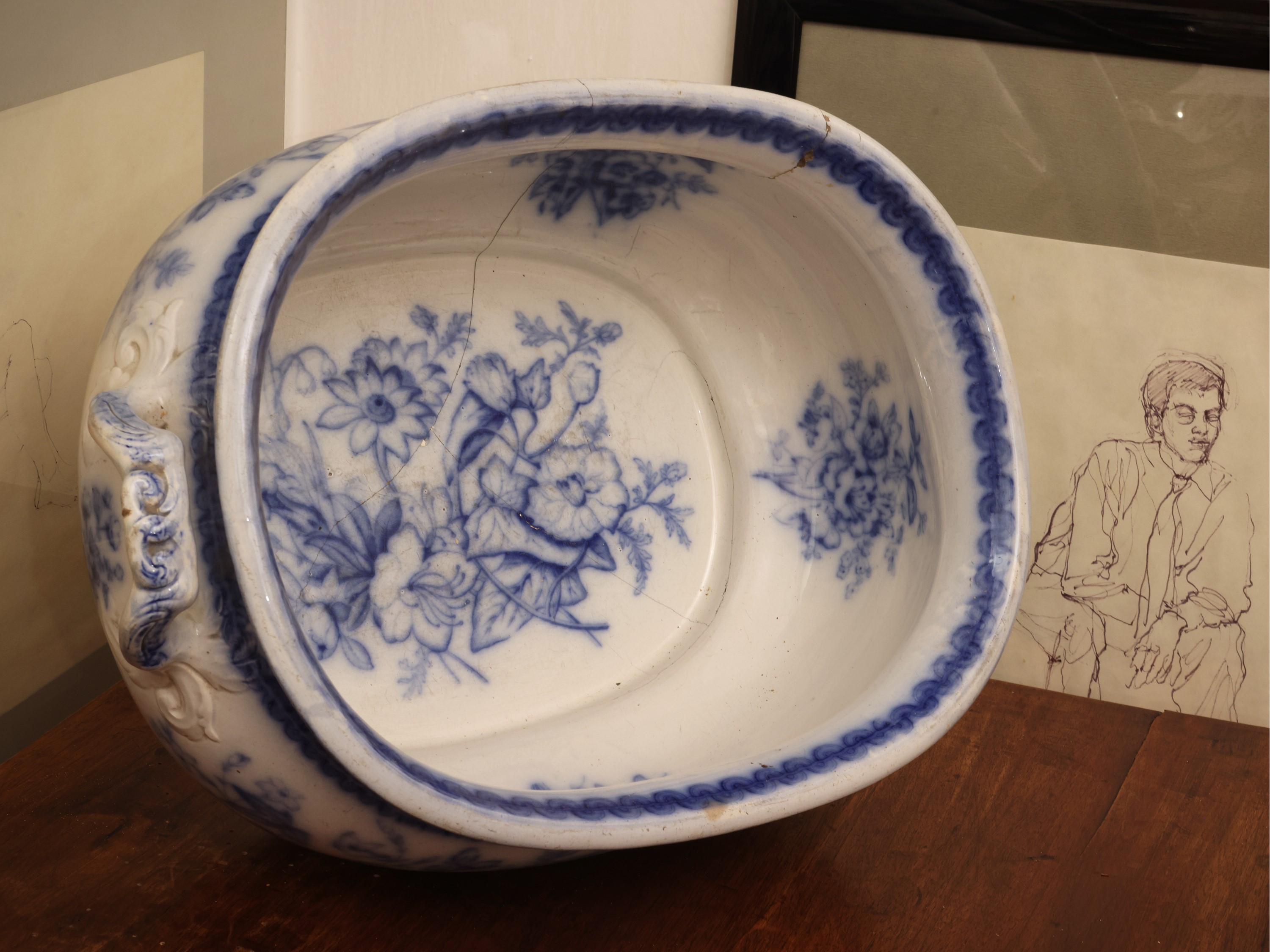Inghilterra, XIX secolo, Lotto di curiosità in terraglia e maiolica policroma (bacile, caraffa, c...