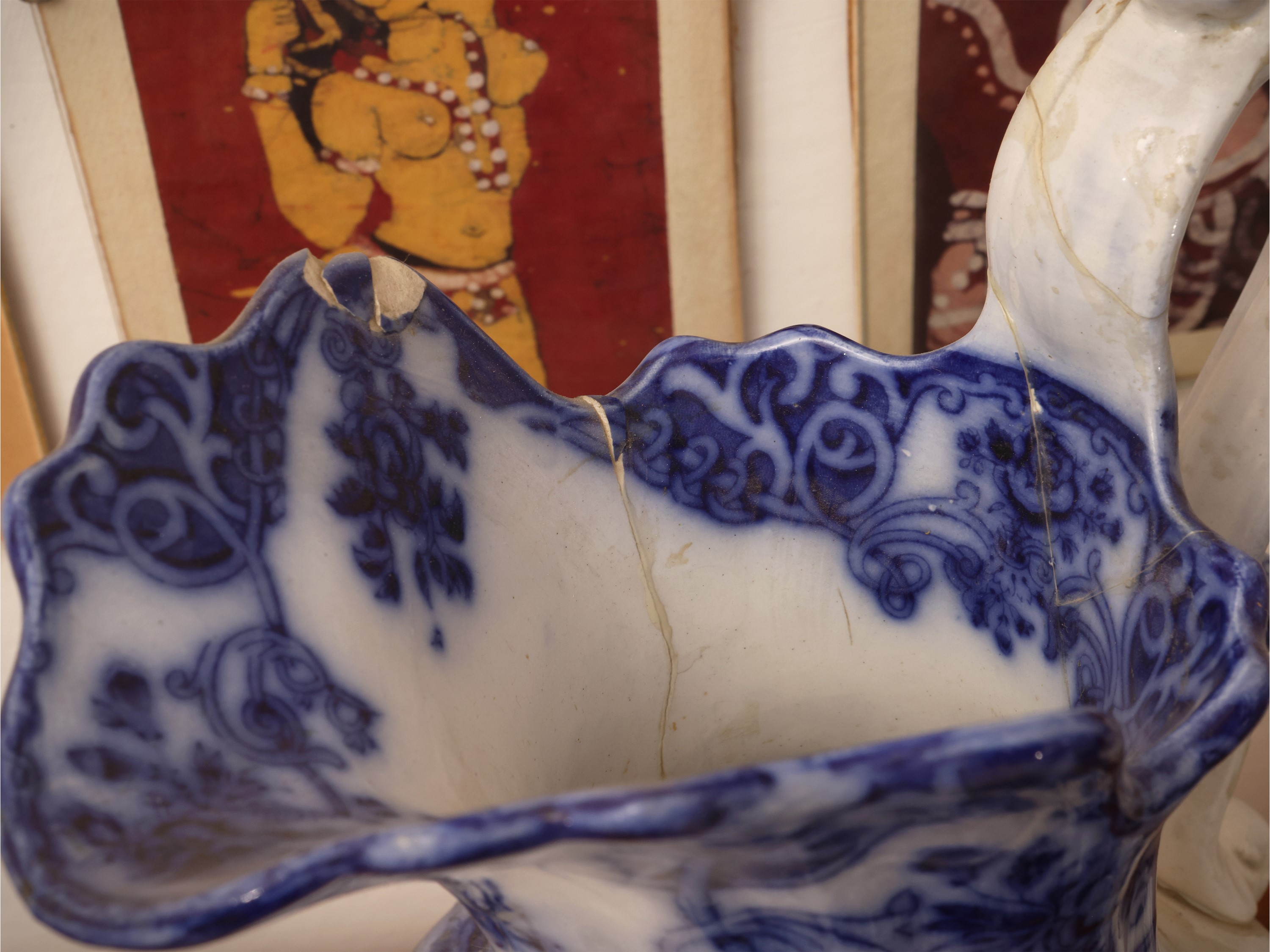 Inghilterra, XIX secolo, Lotto di curiosità in terraglia e maiolica policroma (bacile, caraffa, c...