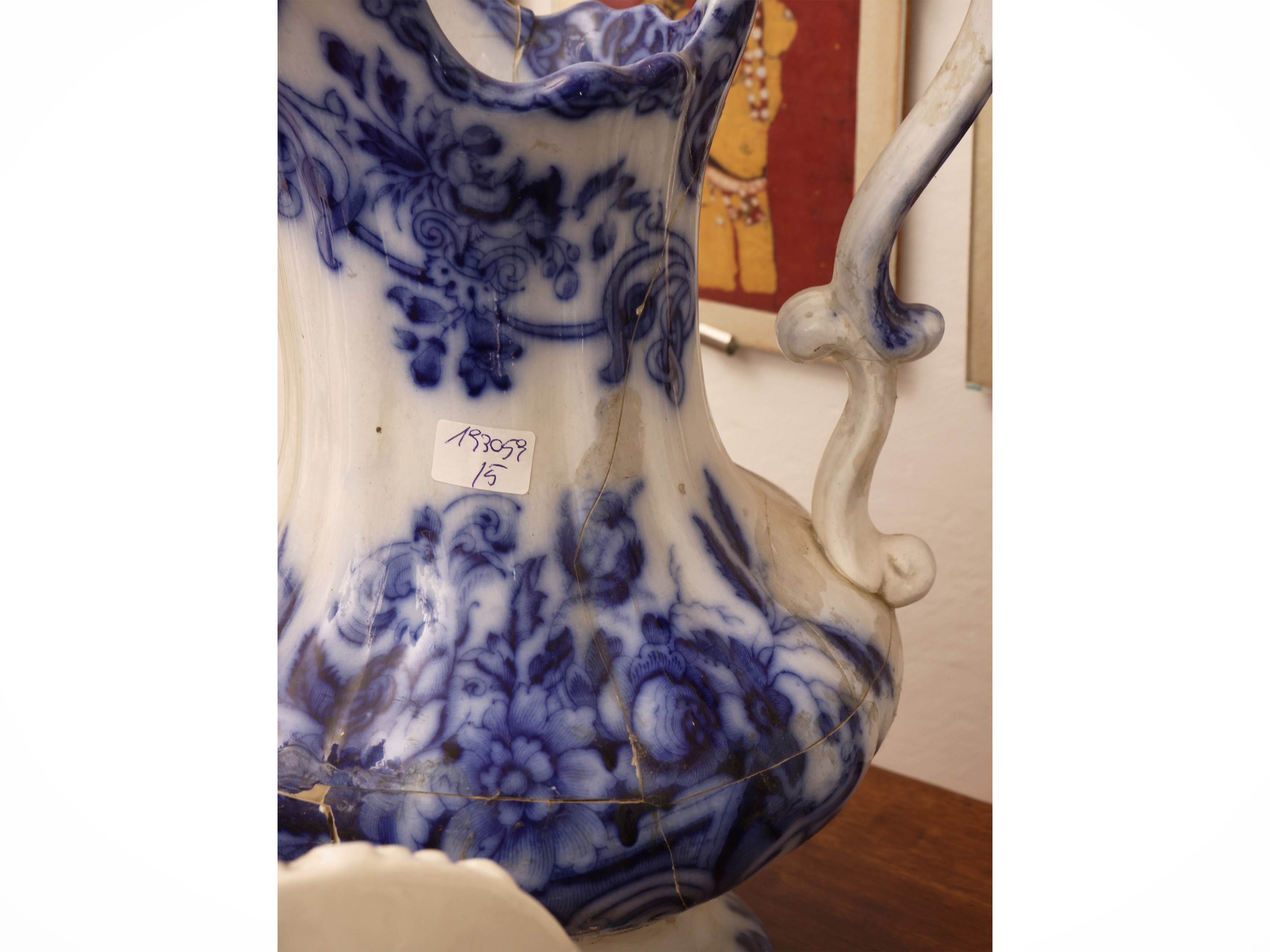 Inghilterra, XIX secolo, Lotto di curiosità in terraglia e maiolica policroma (bacile, caraffa, c...