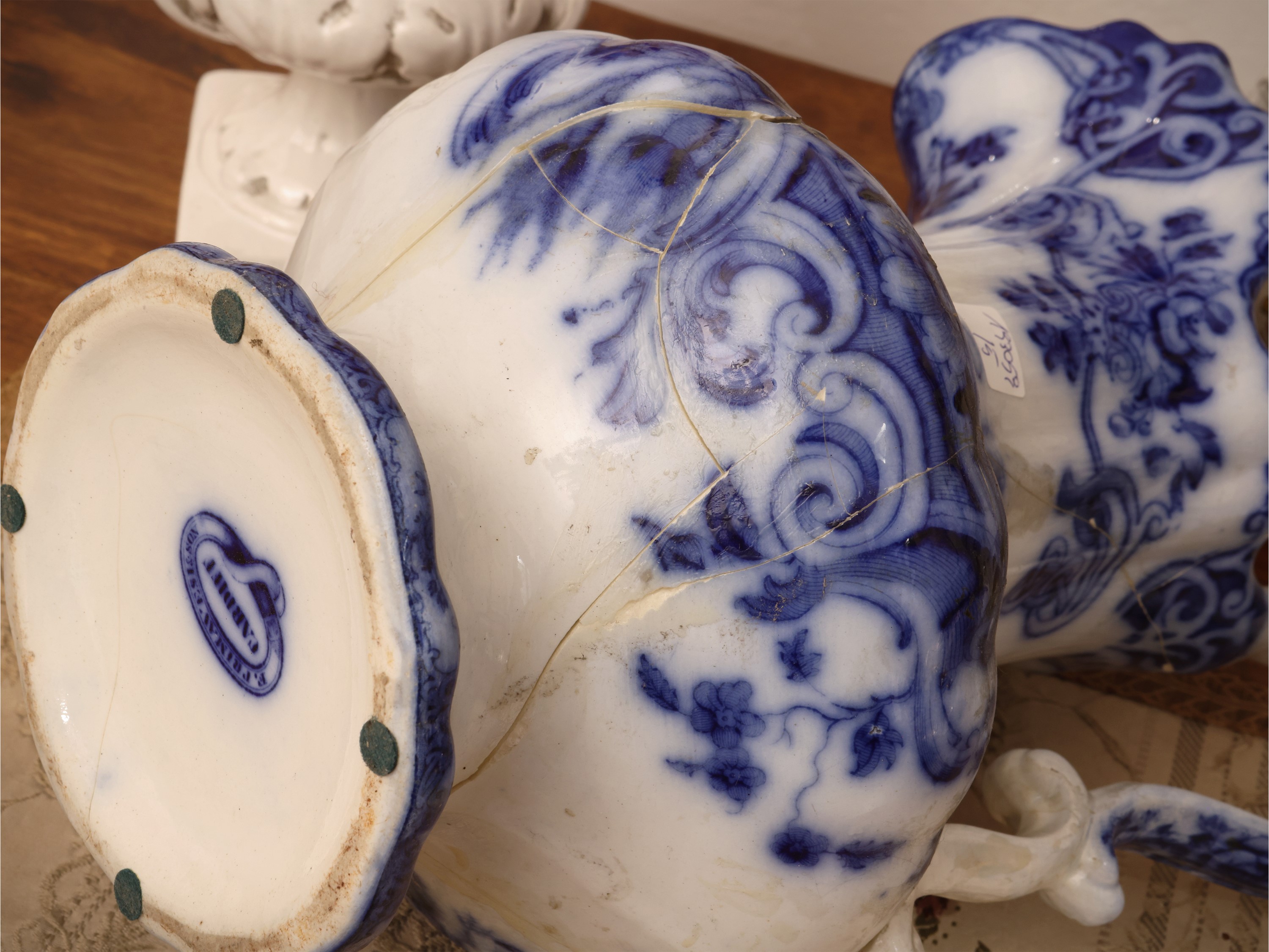 Inghilterra, XIX secolo, Lotto di curiosità in terraglia e maiolica policroma (bacile, caraffa, c...