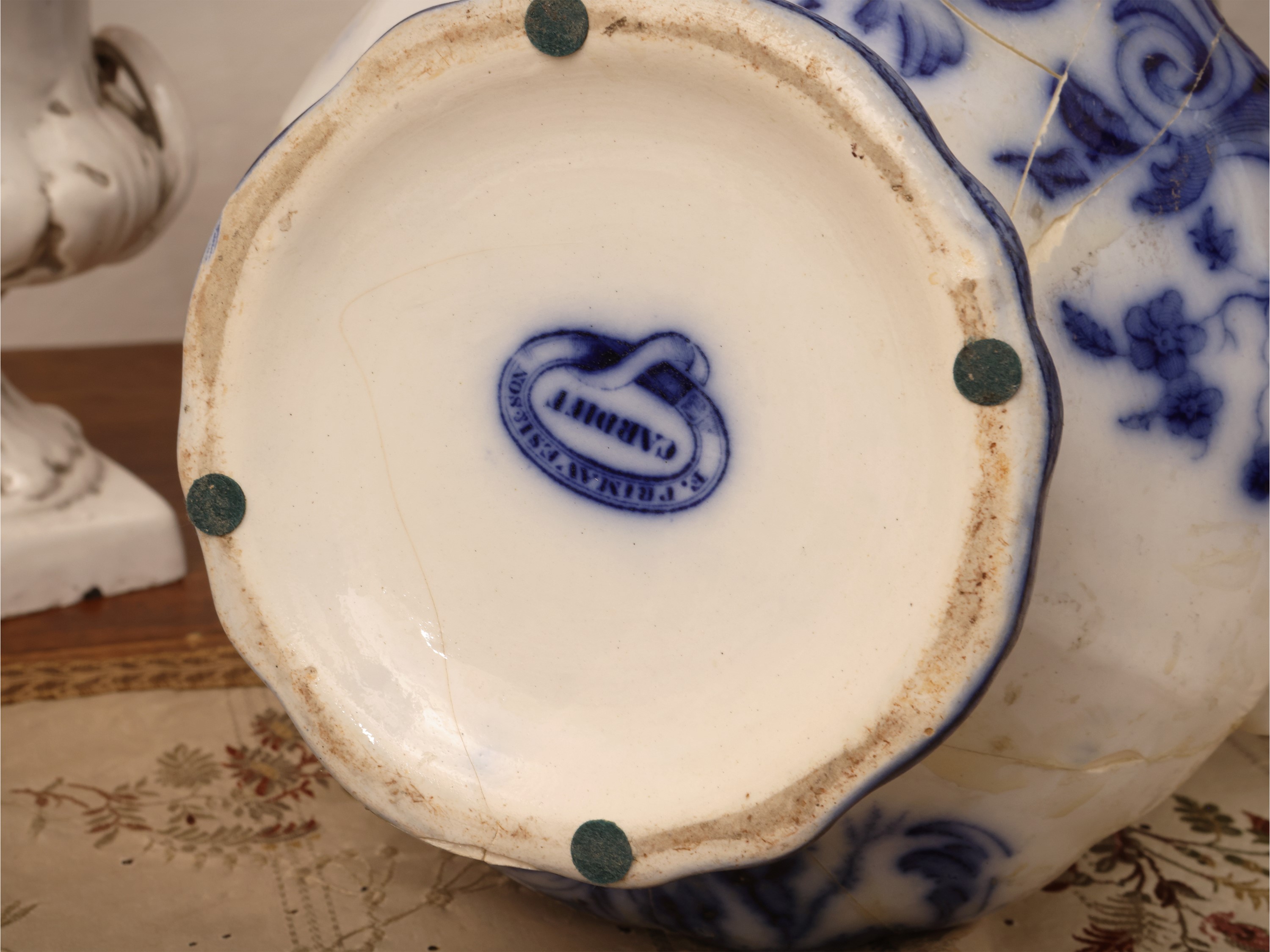 Inghilterra, XIX secolo, Lotto di curiosità in terraglia e maiolica policroma (bacile, caraffa, c...