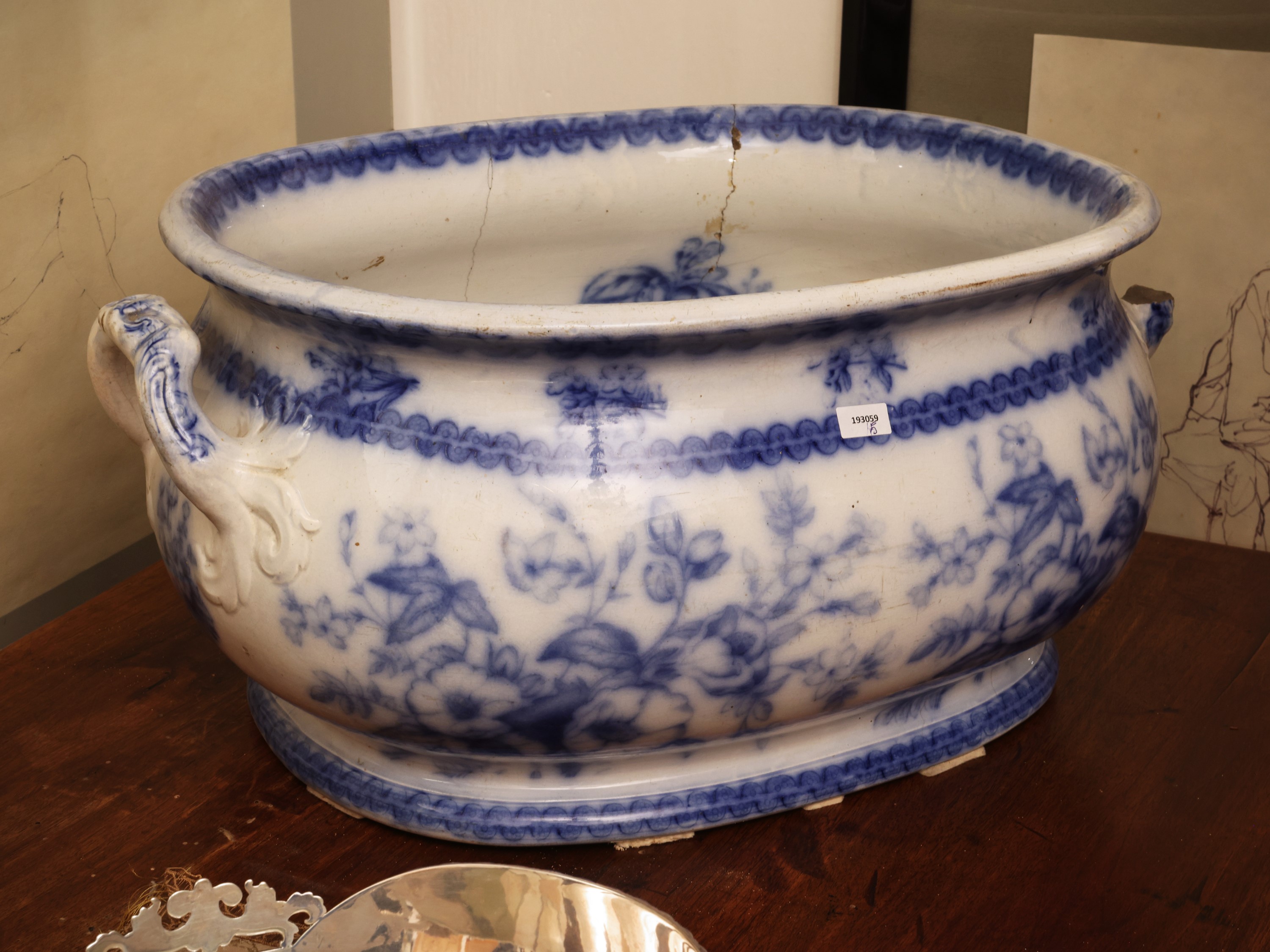 Inghilterra, XIX secolo, Lotto di curiosità in terraglia e maiolica policroma (bacile, caraffa, c...