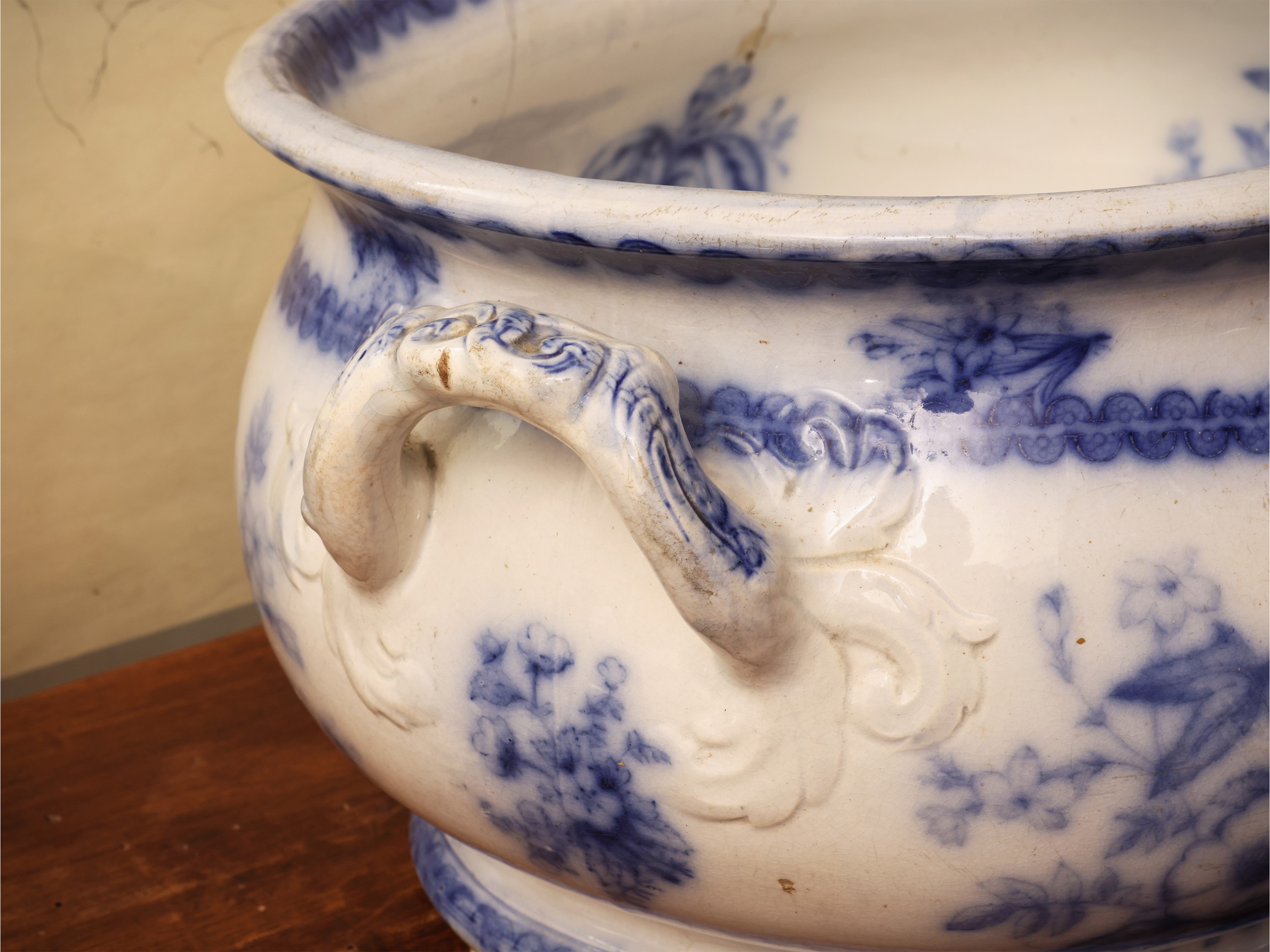 Inghilterra, XIX secolo, Lotto di curiosità in terraglia e maiolica policroma (bacile, caraffa, c...