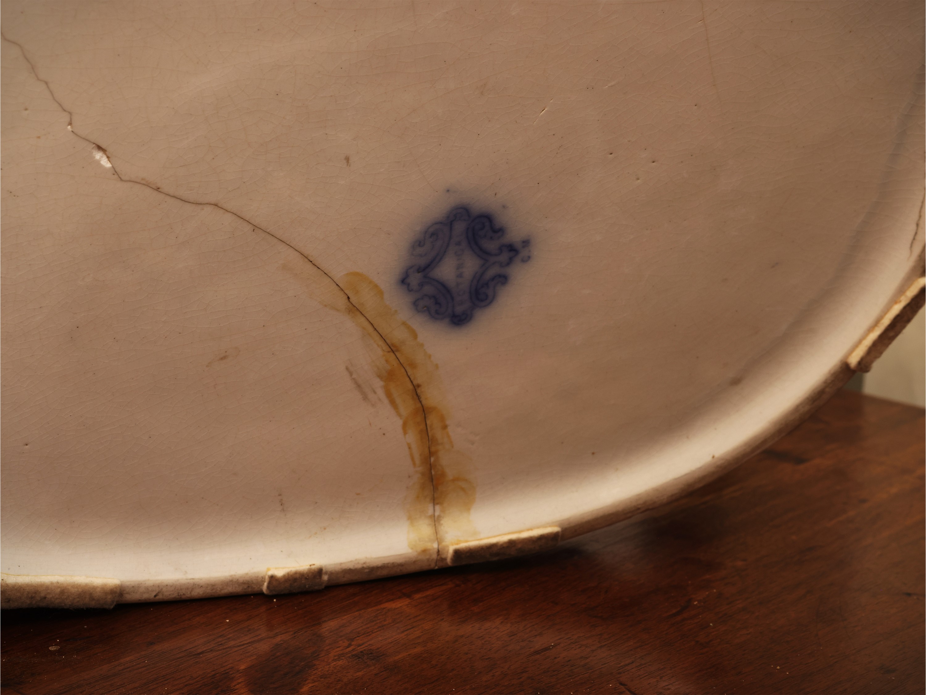 Inghilterra, XIX secolo, Lotto di curiosità in terraglia e maiolica policroma (bacile, caraffa, c...