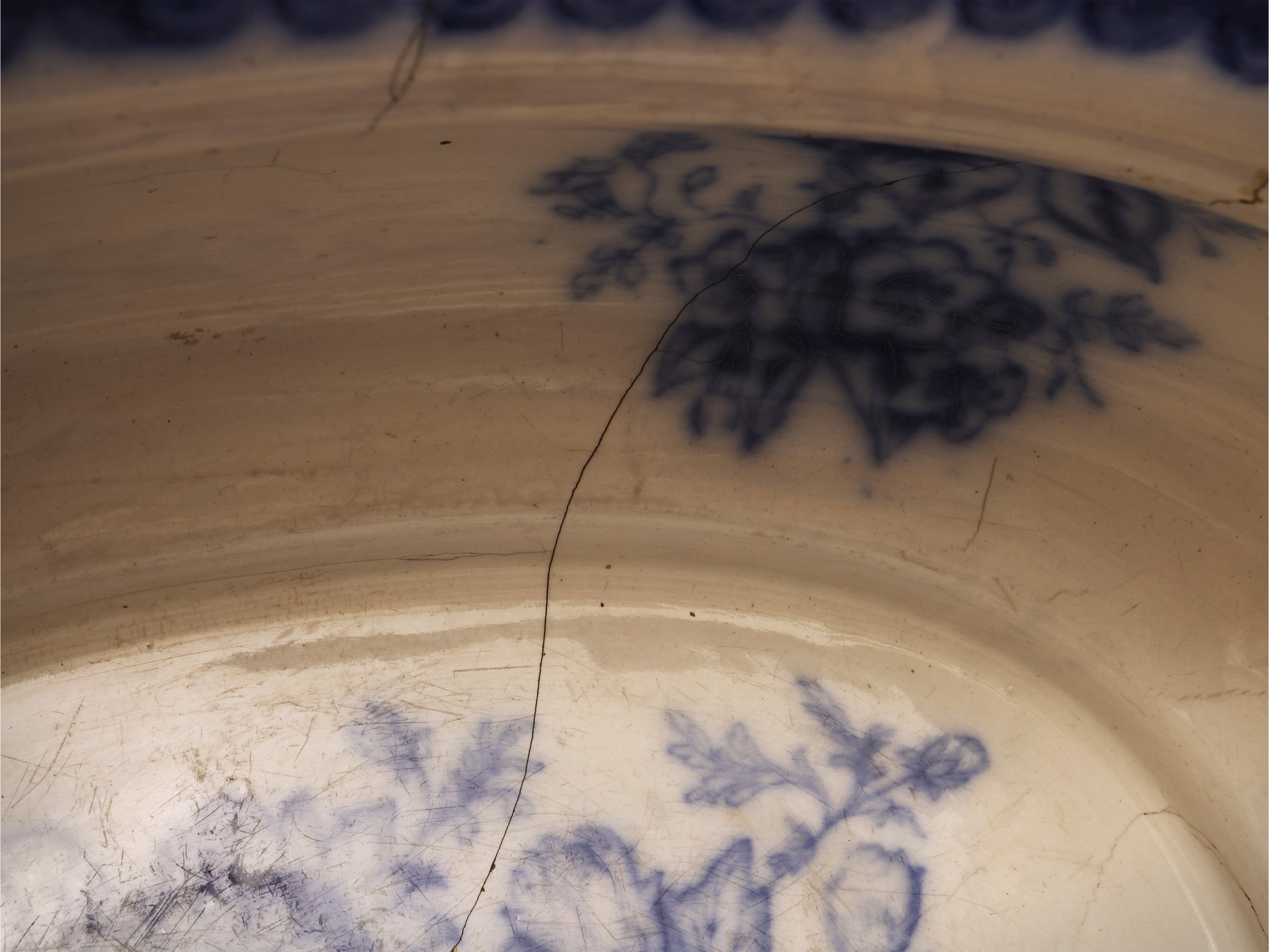 Inghilterra, XIX secolo, Lotto di curiosità in terraglia e maiolica policroma (bacile, caraffa, c...
