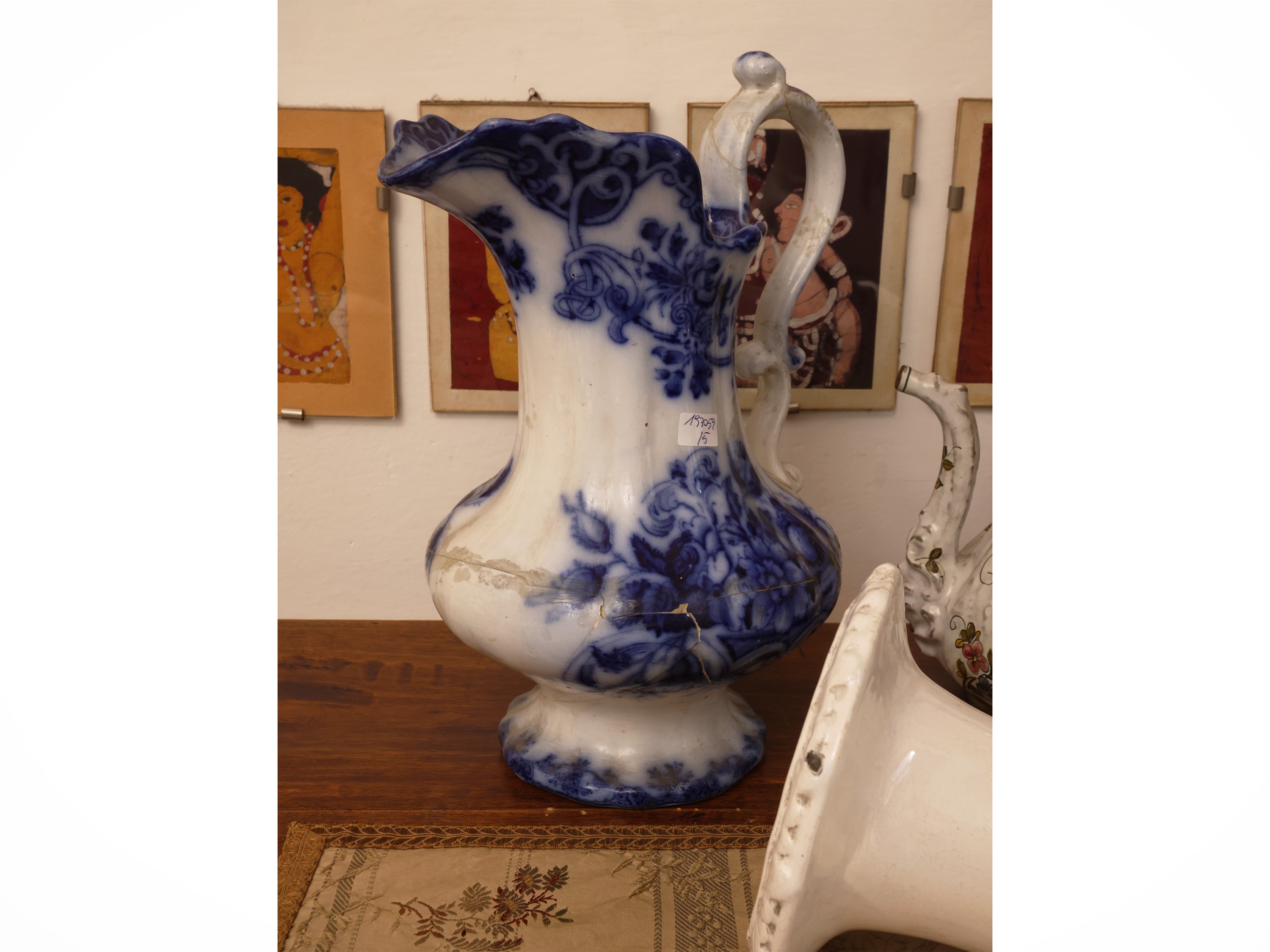 Inghilterra, XIX secolo, Lotto di curiosità in terraglia e maiolica policroma (bacile, caraffa, c...
