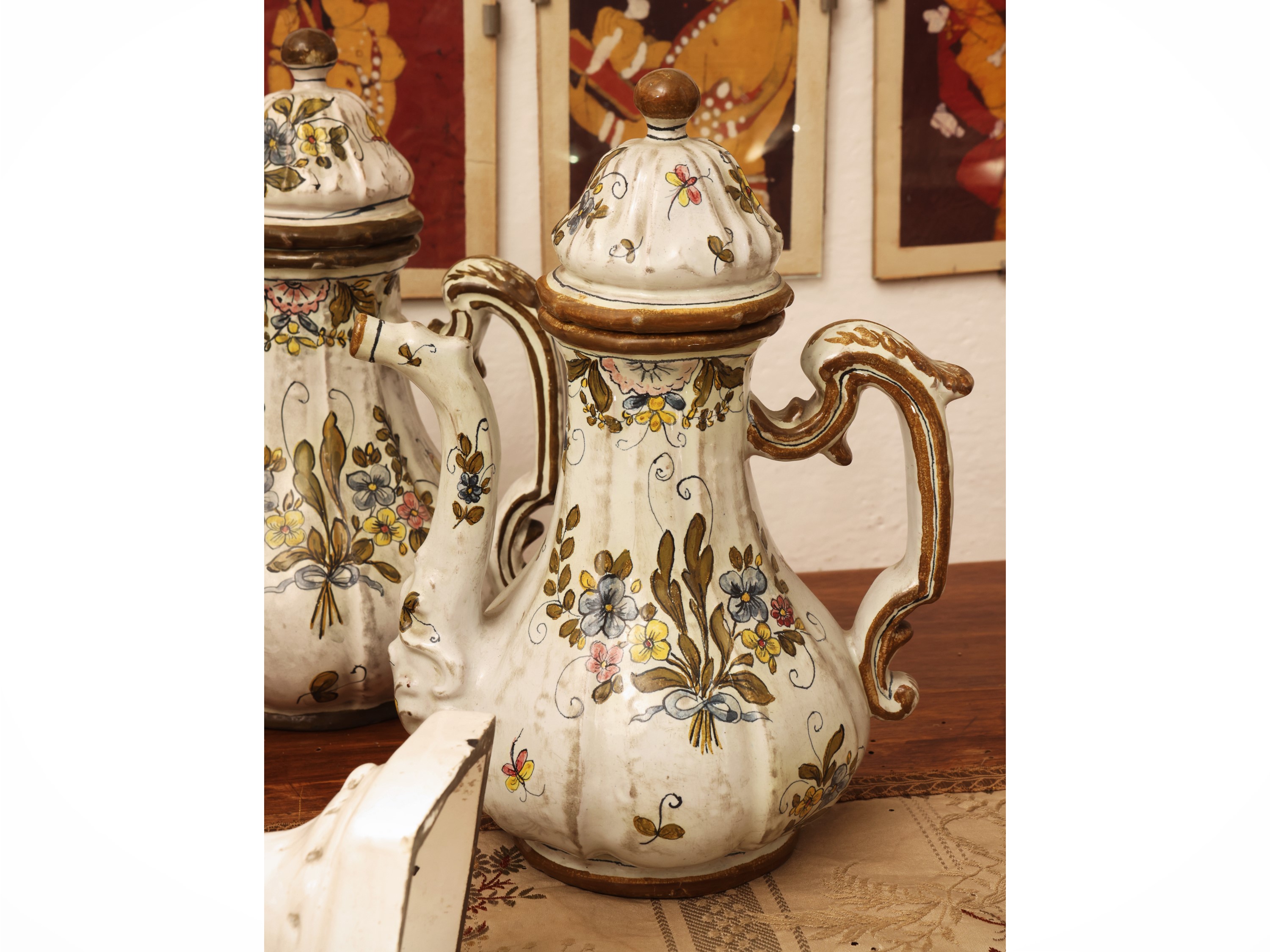 Inghilterra, XIX secolo, Lotto di curiosità in terraglia e maiolica policroma (bacile, caraffa, c...