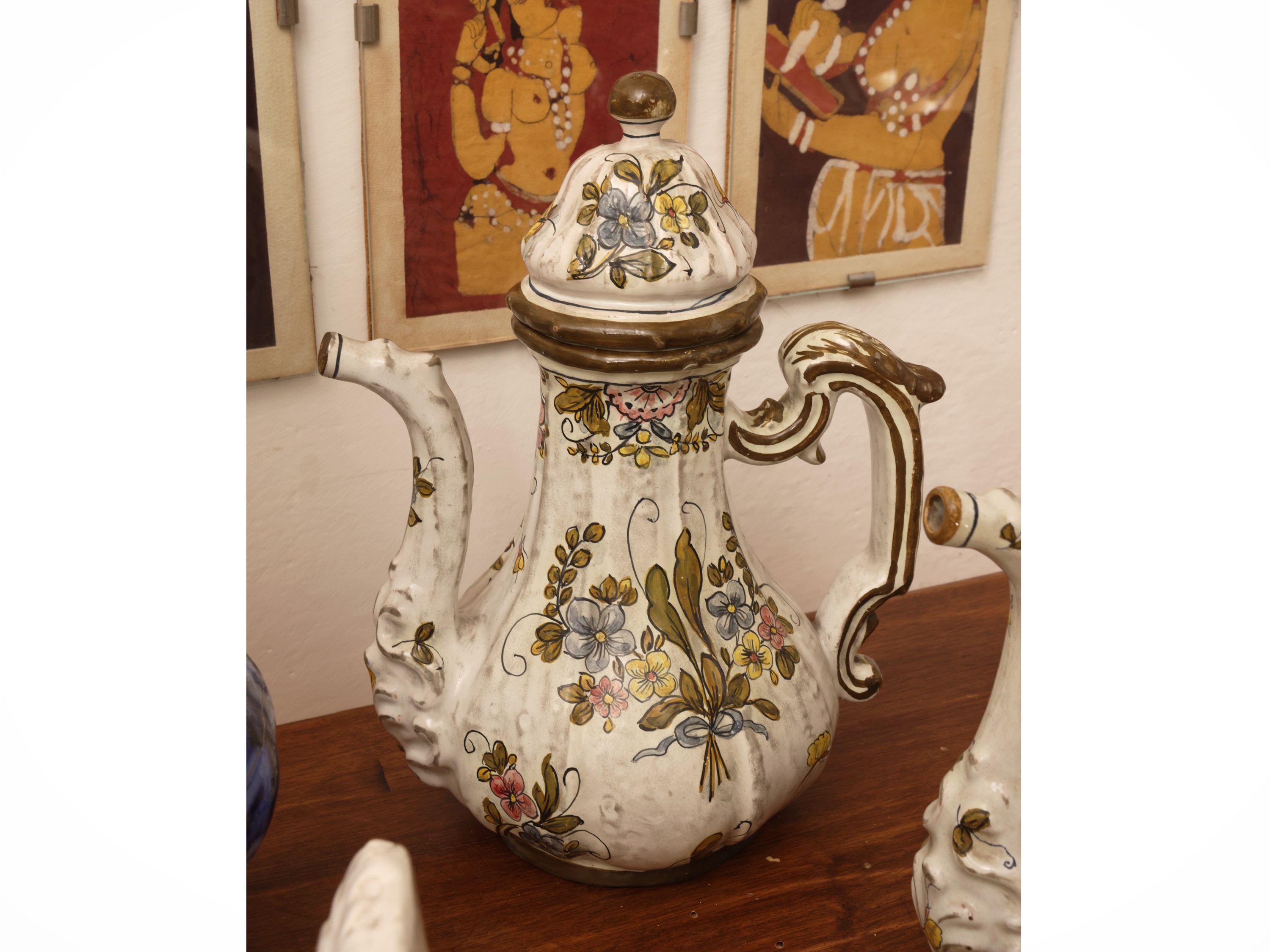 Inghilterra, XIX secolo, Lotto di curiosità in terraglia e maiolica policroma (bacile, caraffa, c...