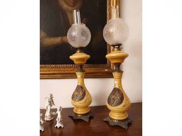 Coppia di lumi a petrolio in opaline giallo ocra