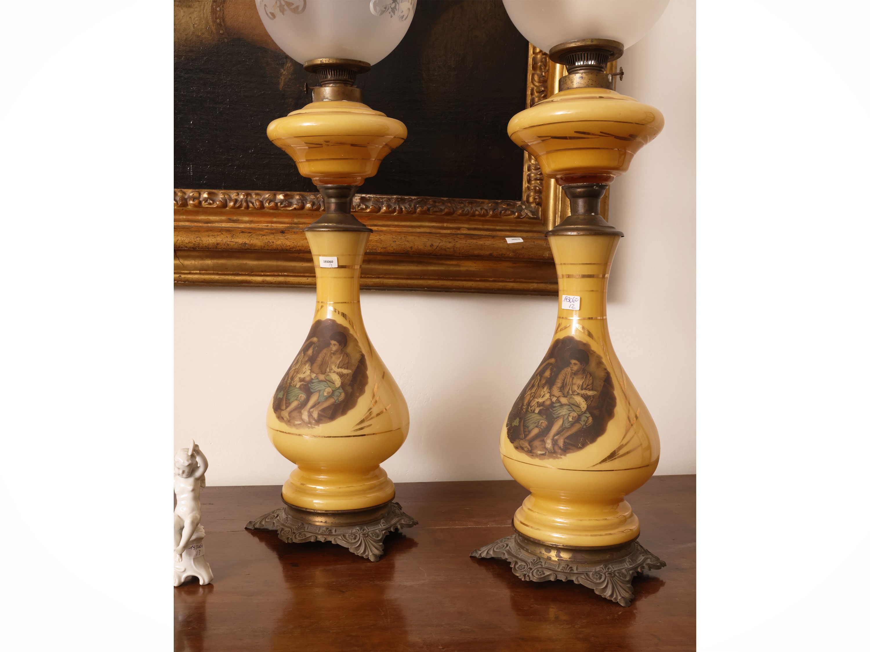 Coppia di lumi a petrolio, opaline giallo ocra con basi in bronzo