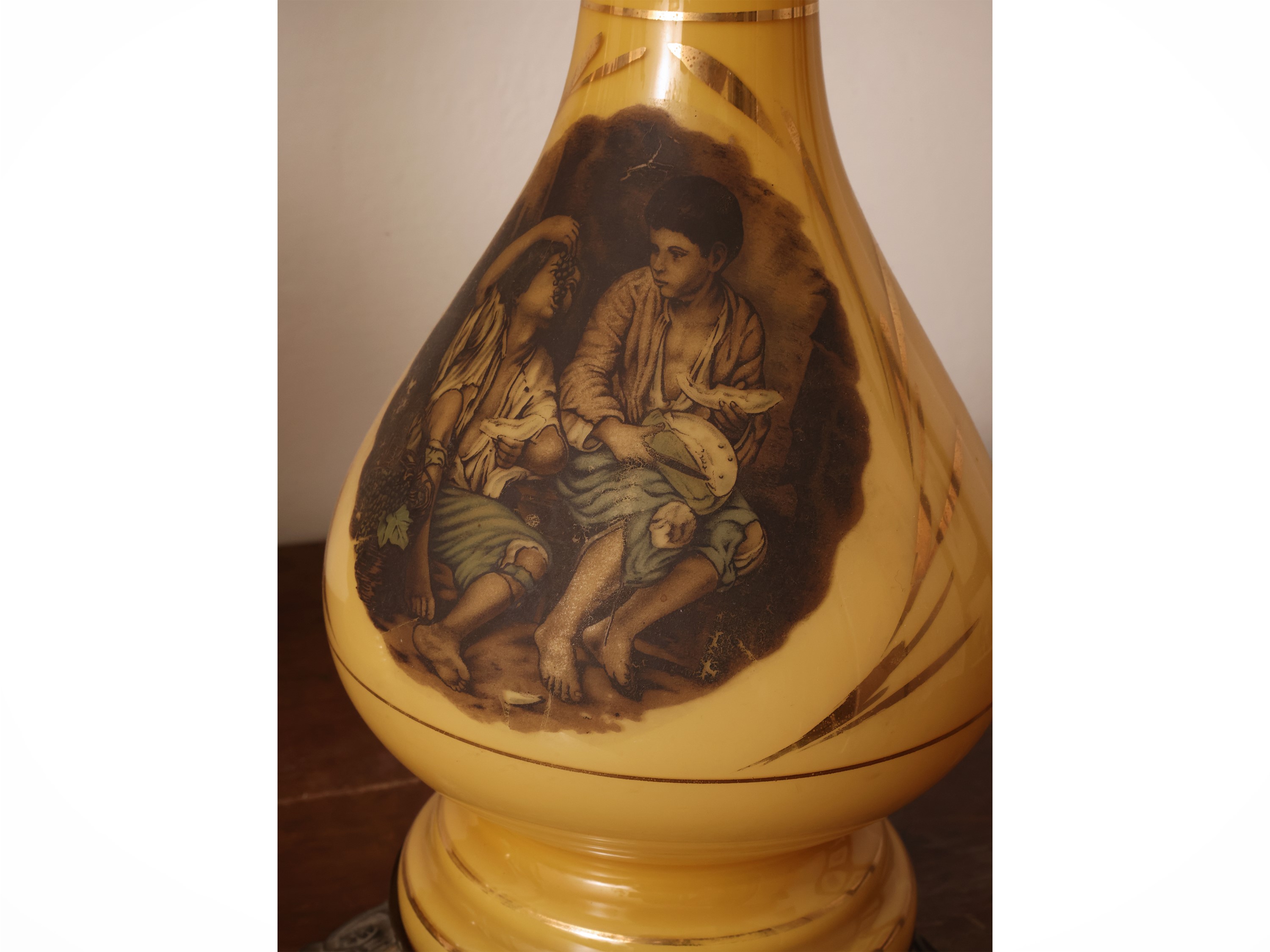 Coppia di lumi a petrolio, opaline giallo ocra con basi in bronzo