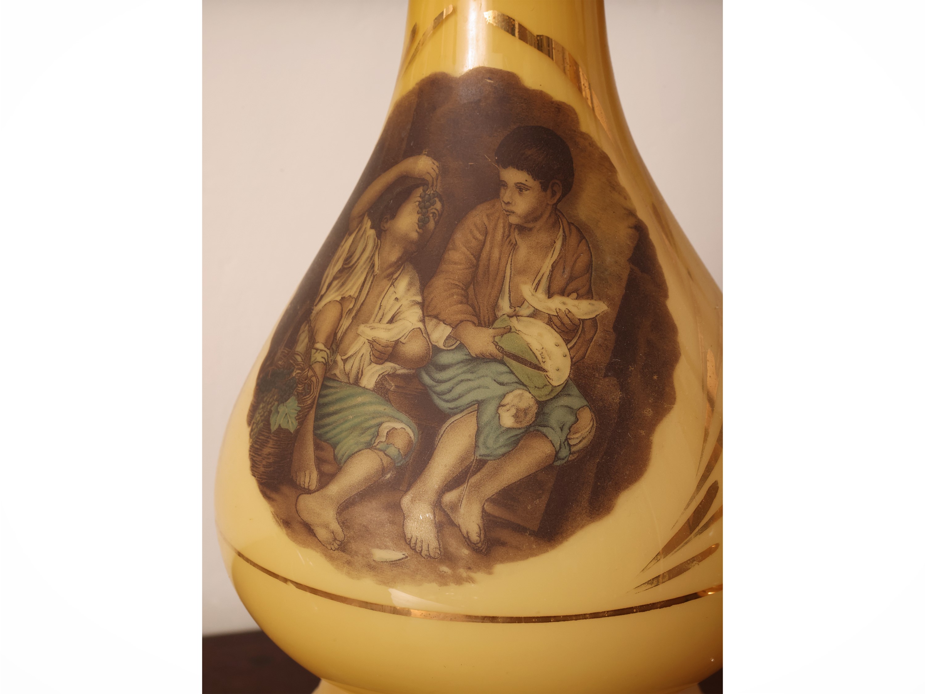 Coppia di lumi a petrolio, opaline giallo ocra con basi in bronzo