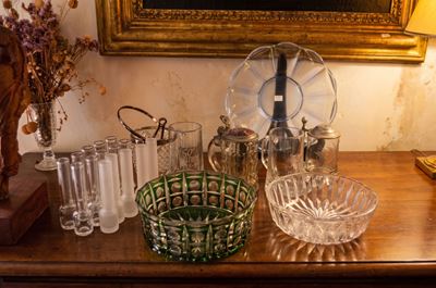 Lotto di curiosità in vetro e cristallo, composto da coppe, secchiello per ghiaccio, shop da birr...