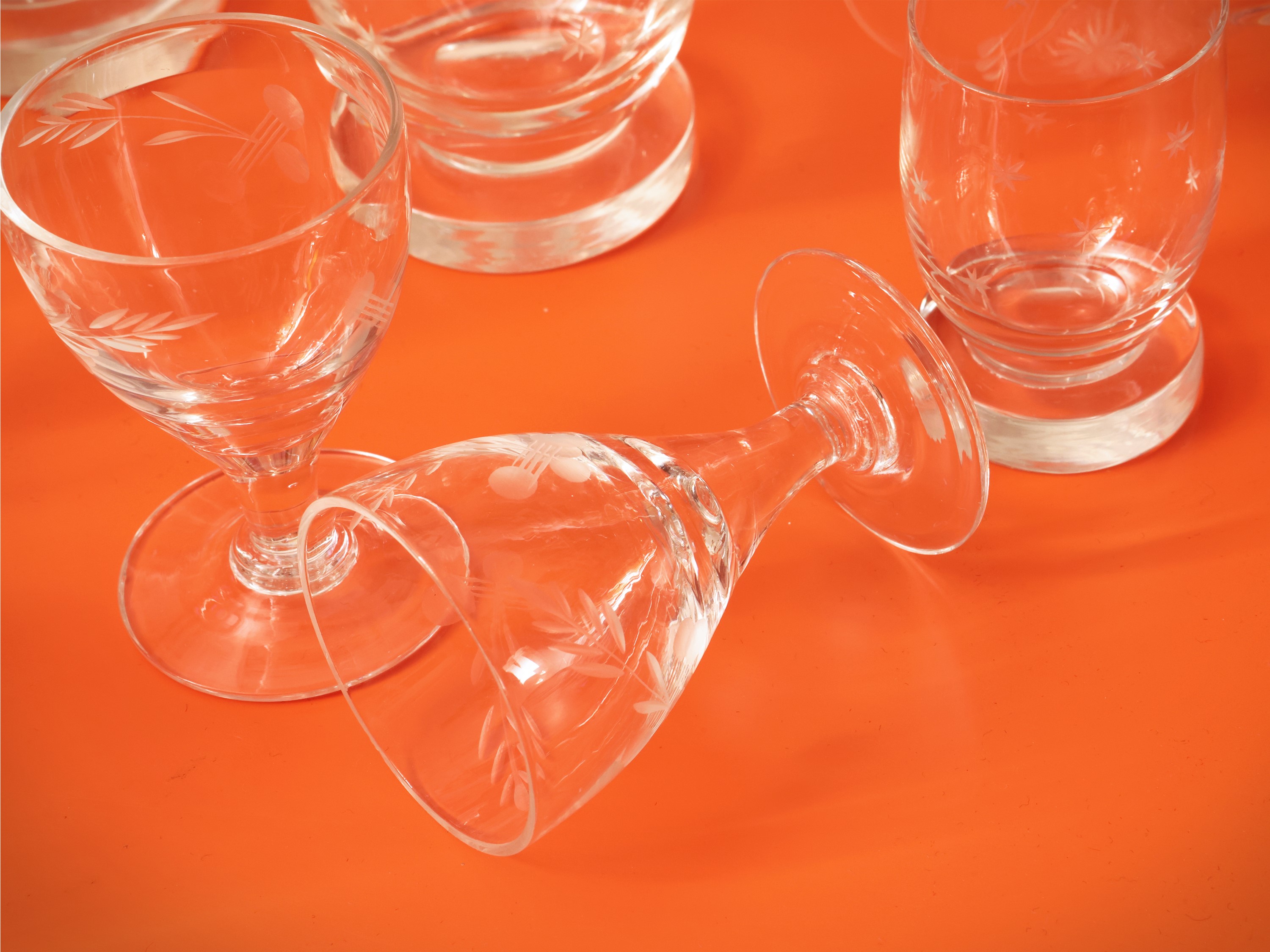 Lotto di bicchieri in vetro e cristallo d’epoca, calici da champagne, flutes e bicchieri da cockt...
