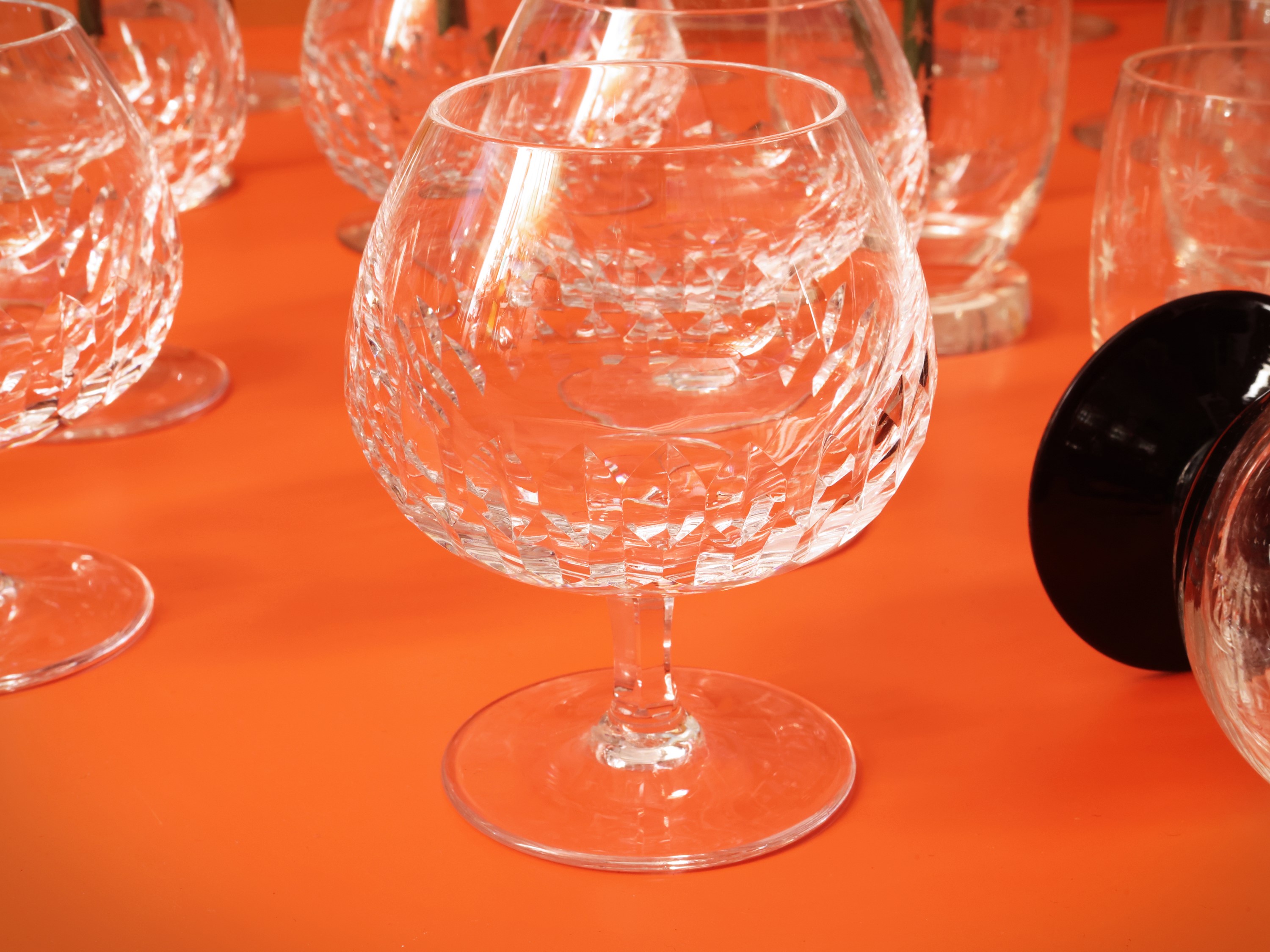 Lotto di bicchieri in vetro e cristallo d’epoca, calici da champagne, flutes e bicchieri da cockt...