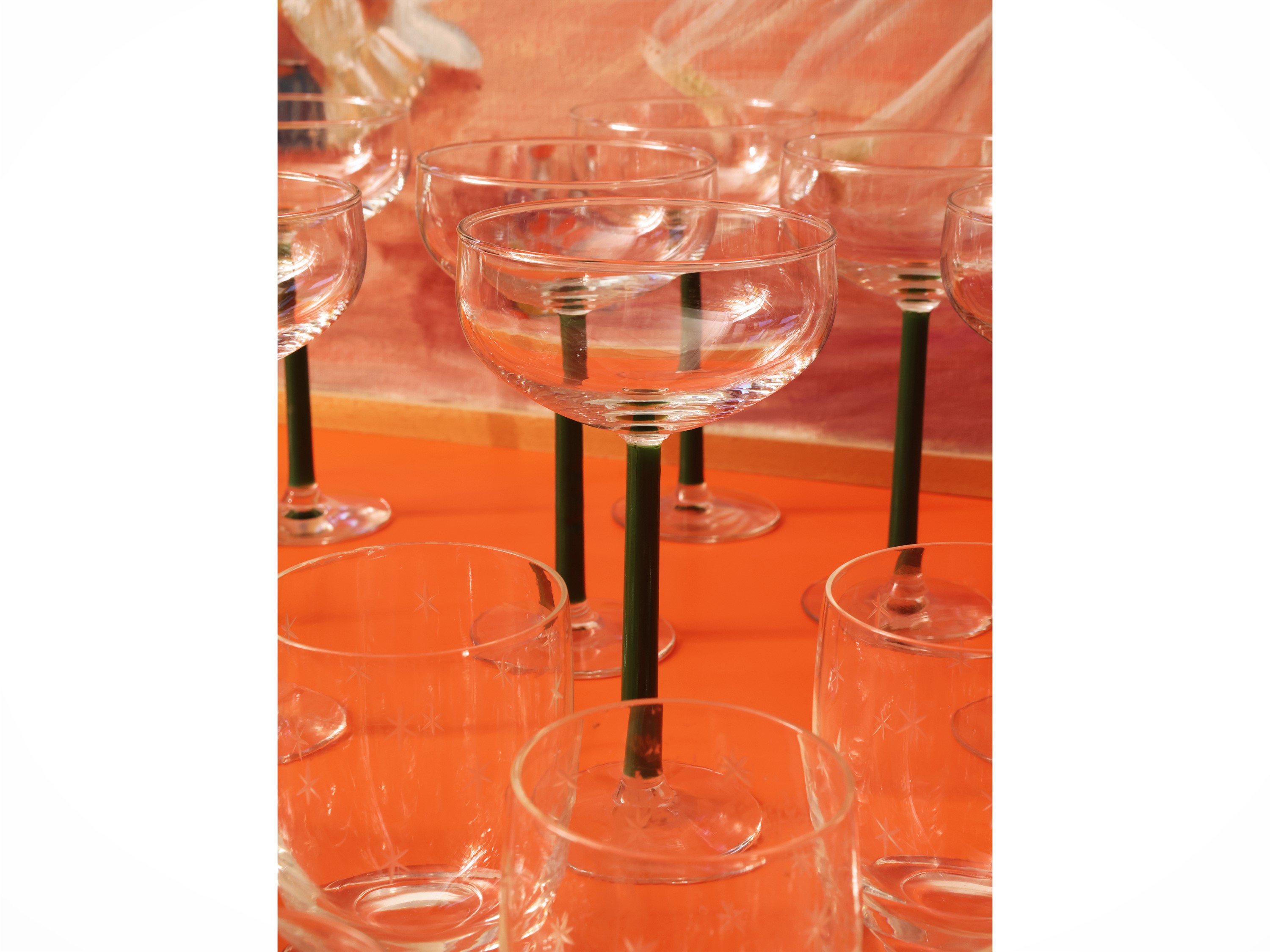 Lotto di bicchieri in vetro e cristallo d’epoca, calici da champagne, flutes e bicchieri da cockt...