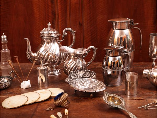 A set of curiosities for aperitifs, in silver-coloured metal