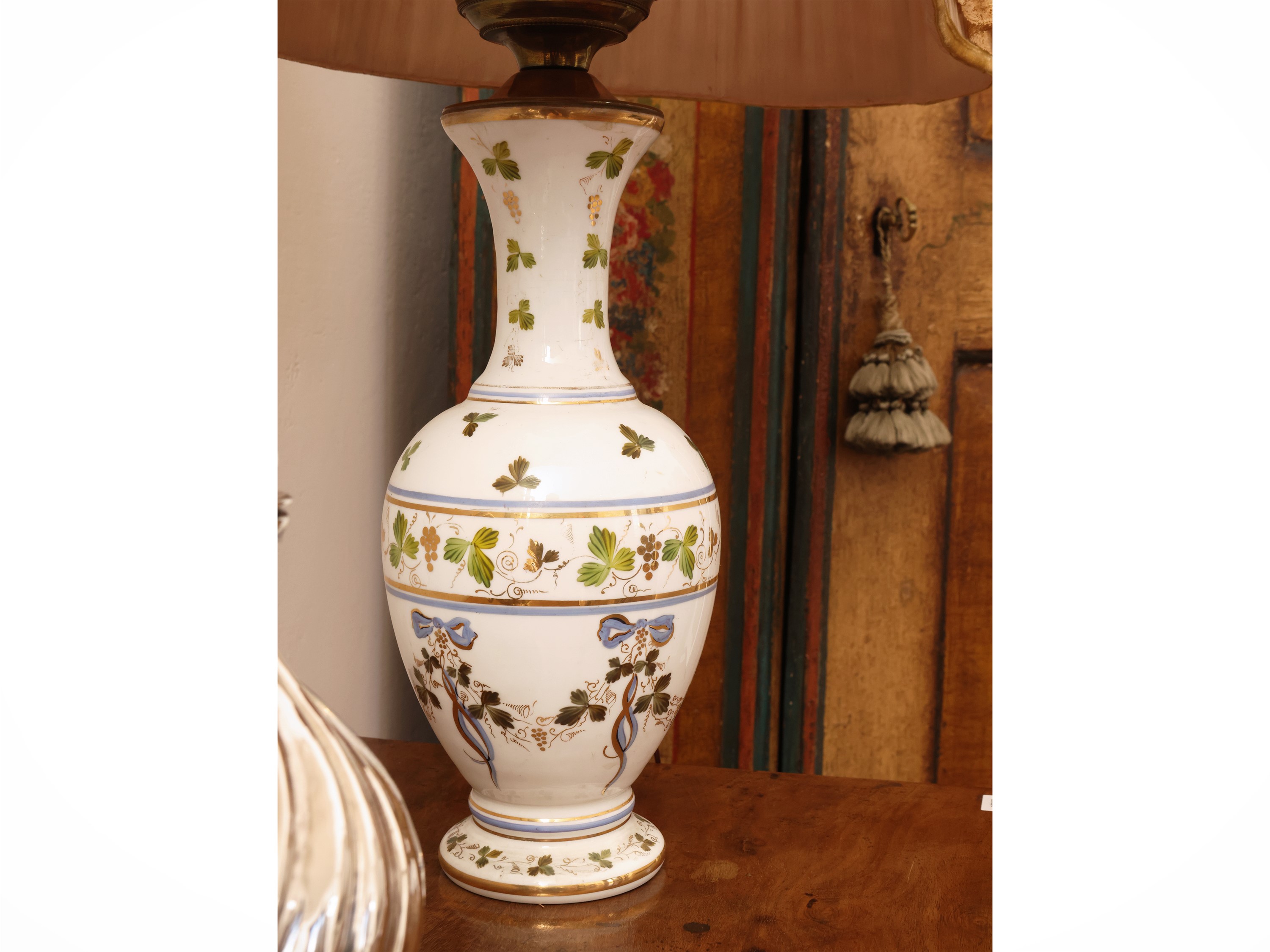 Vaso in porcellana bianca dipinto con tralci d’uva su fondo bianco, montato a lume