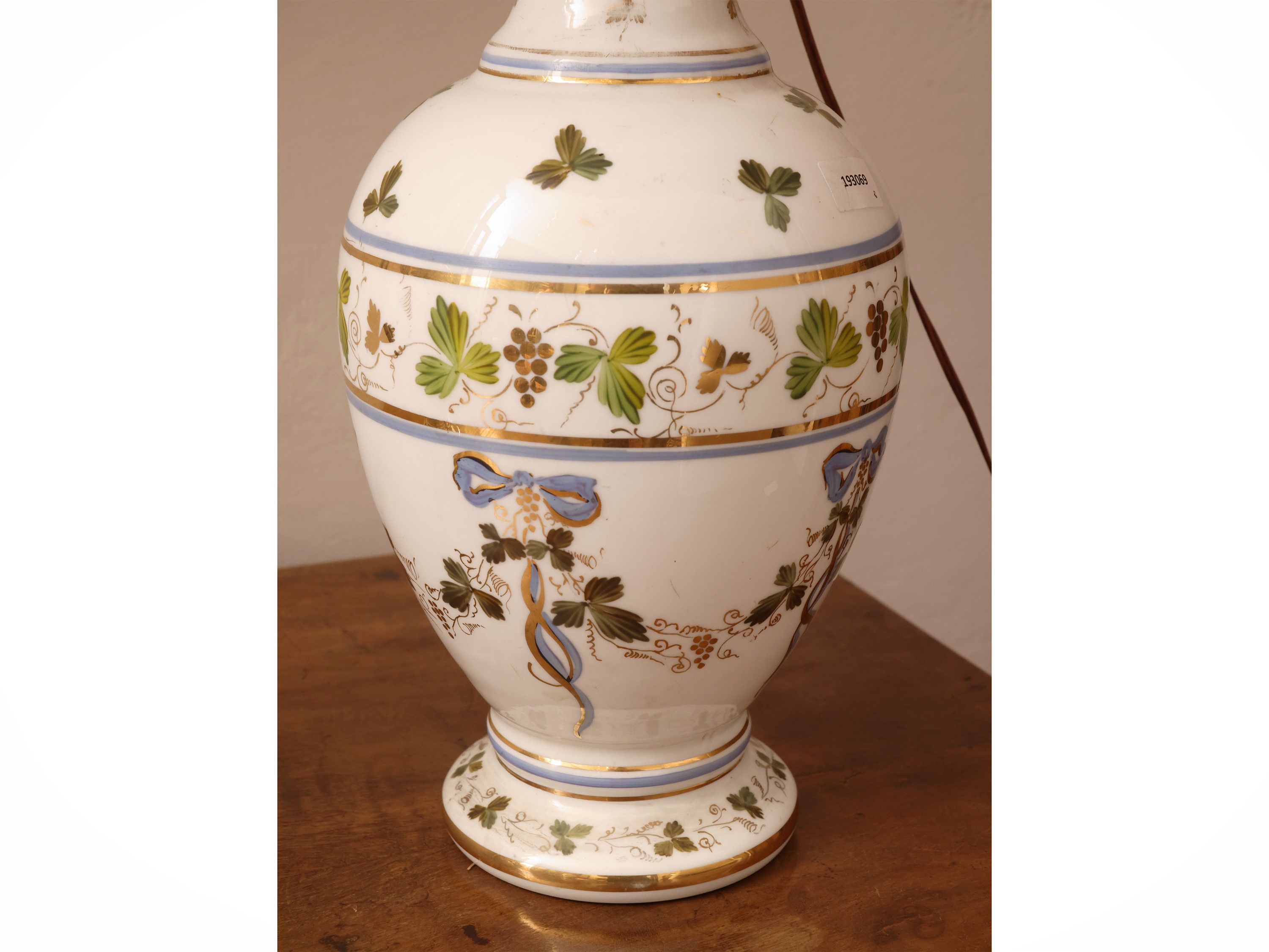 Vaso in porcellana bianca dipinto con tralci d’uva su fondo bianco, montato a lume