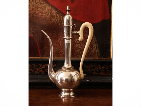 Grande caffettiera in argento in stile arabo