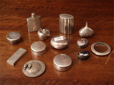 Collezione di oggetti da toeletta e accessori da scrivania in argento, lotto composto da otto sca...
