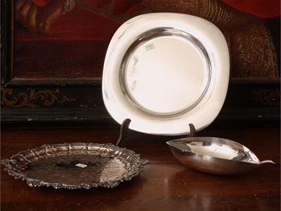 Tre accessori in metallo argentato: salver, cestino a forma di foglia e piatto quadrato