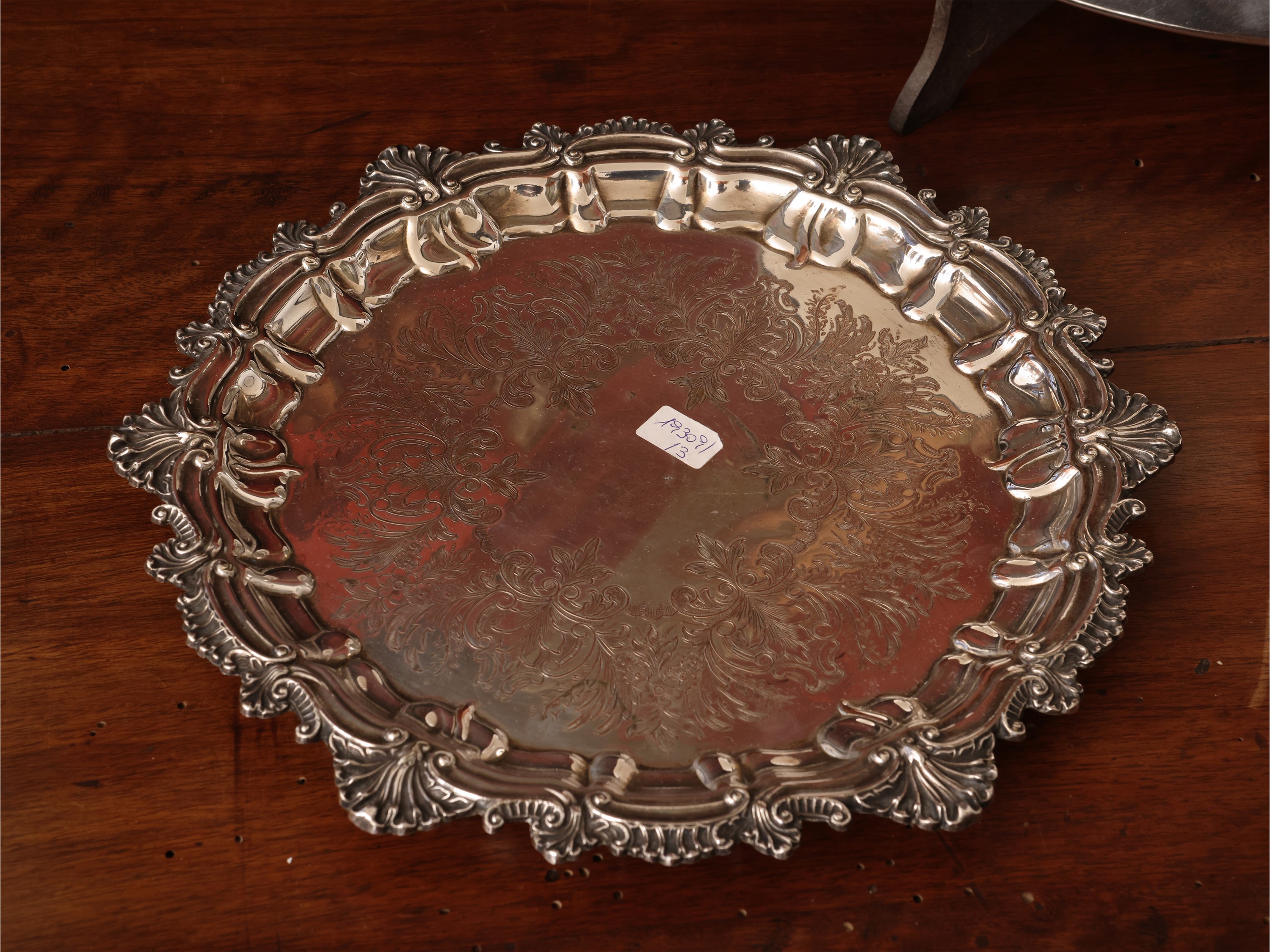 Tre accessori in metallo argentato: salver, cestino a forma di foglia e piatto quadrato