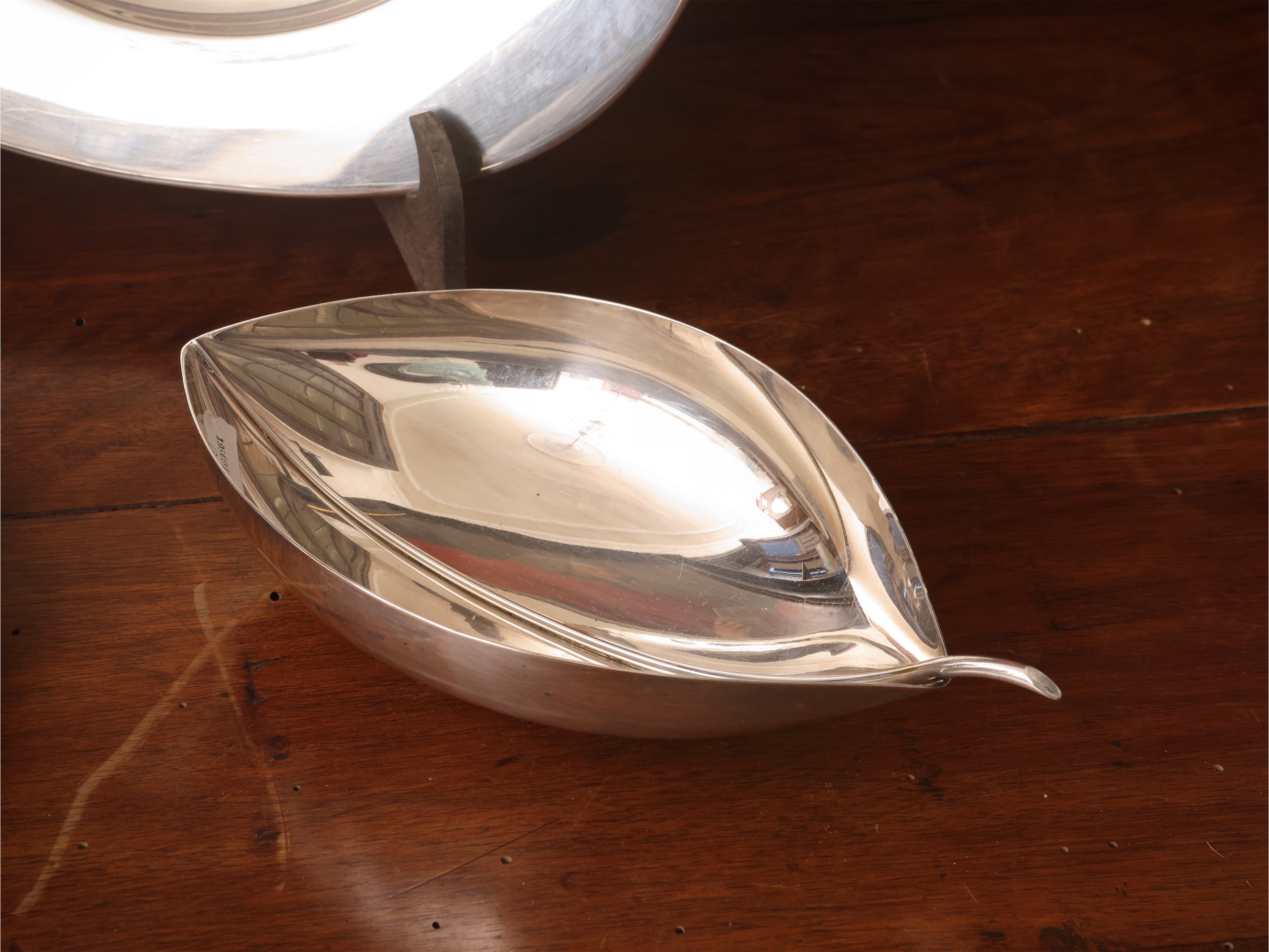 Tre accessori in metallo argentato: salver, cestino a forma di foglia e piatto quadrato