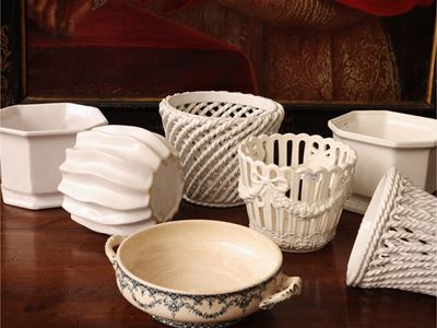 Sette cachepot in maiolica bianca e terraglia, varie forme e dimensioni