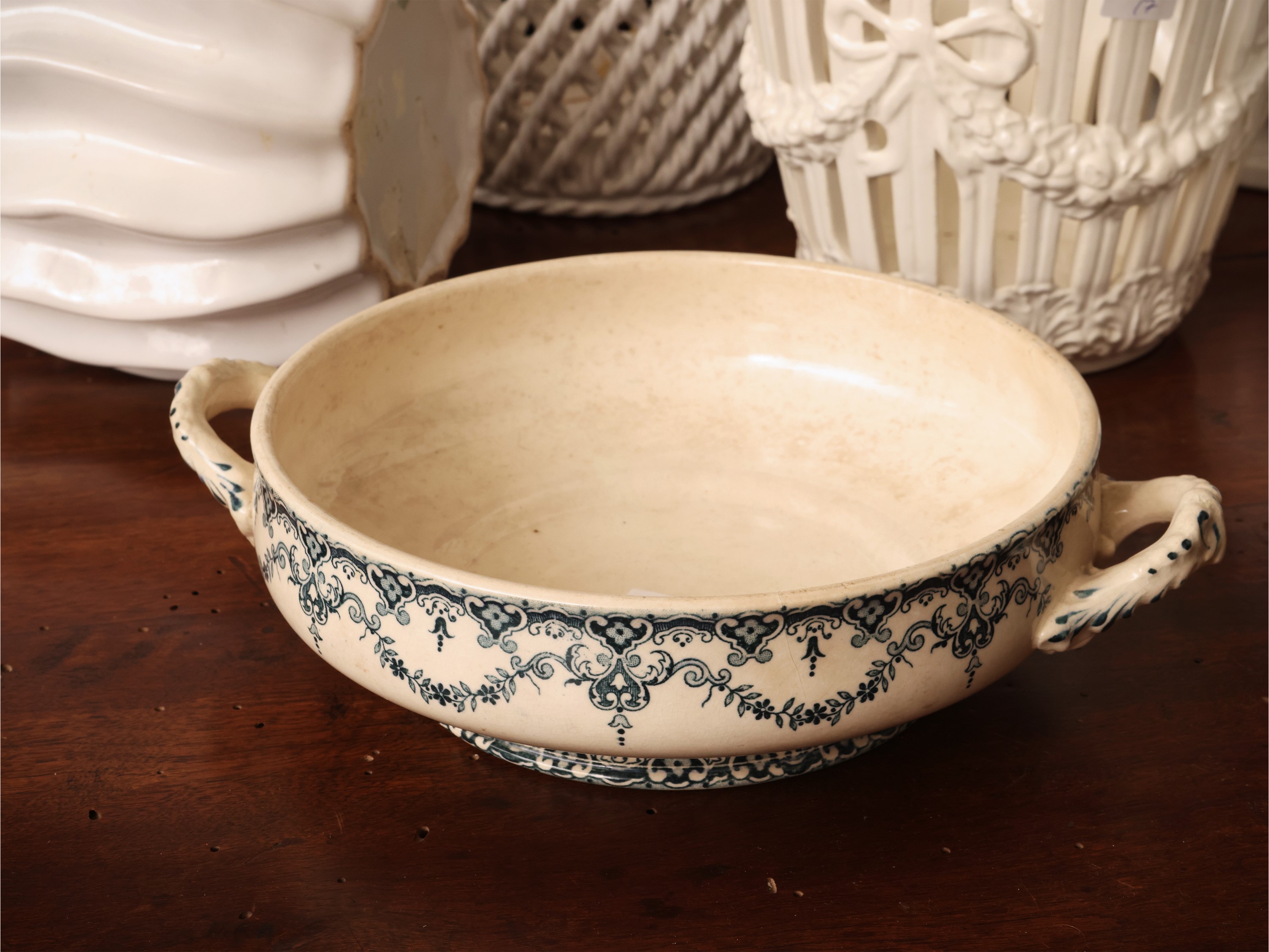 Sette cachepot in maiolica bianca e terraglia, varie forme e dimensioni